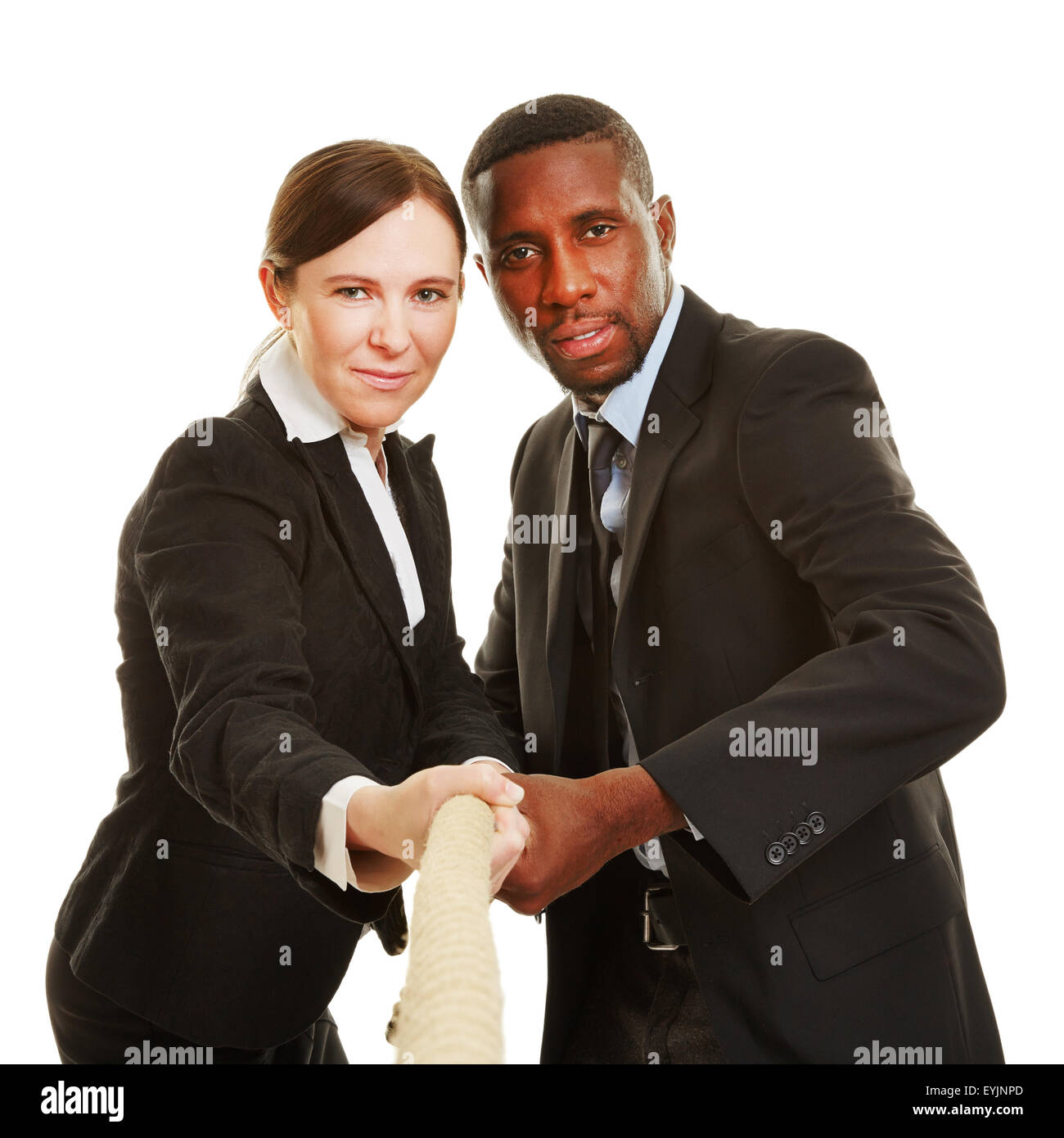 Donna e tirando tirando su una stringa su un rimorchiatore di gioco di guerra Foto Stock