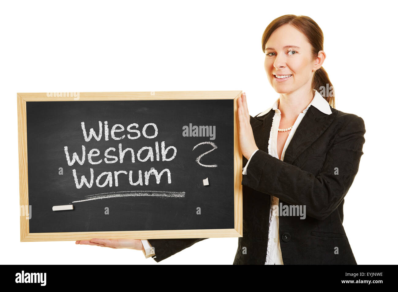 Business Woman holding lavagna con parole tedesche "Wieso weshalb warum' (perché) Foto Stock