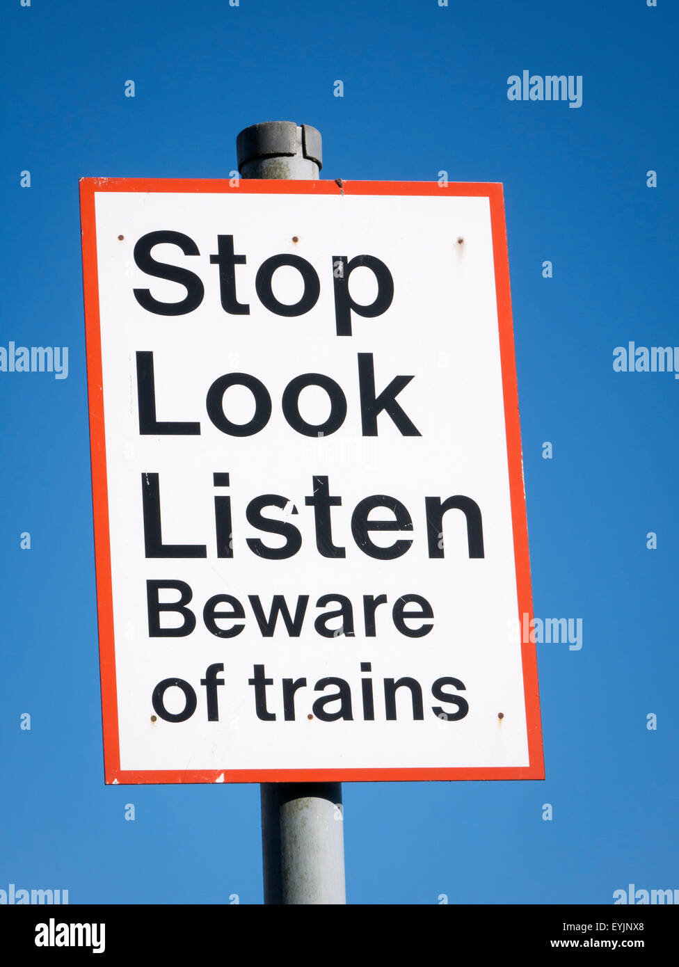 Il simbolo di attenzione a Unmanned incrocio ferroviario Foto Stock