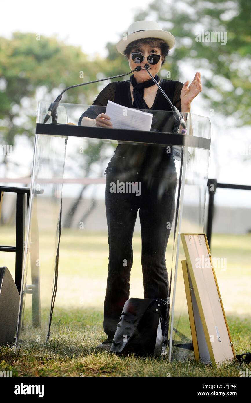 La città di New York. 29 Luglio, 2015. Yoko Ono parla di Amnesty International arazzo in onore di John Lennon scoprimento ad Ellis Island il 29 luglio 2015 in New York City./picture alliance © dpa/Alamy Live News Foto Stock