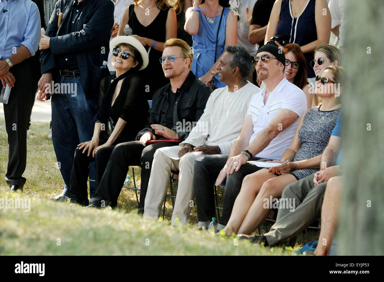 La città di New York. 29 Luglio, 2015. Yoko Ono, Bono, Salil Shetty, il bordo e Melissa Mark-Viverito frequentare l'Amnesty International arazzo in onore di John Lennon scoprimento ad Ellis Island il 29 luglio 2015 in New York City./picture alliance © dpa/Alamy Live News Foto Stock