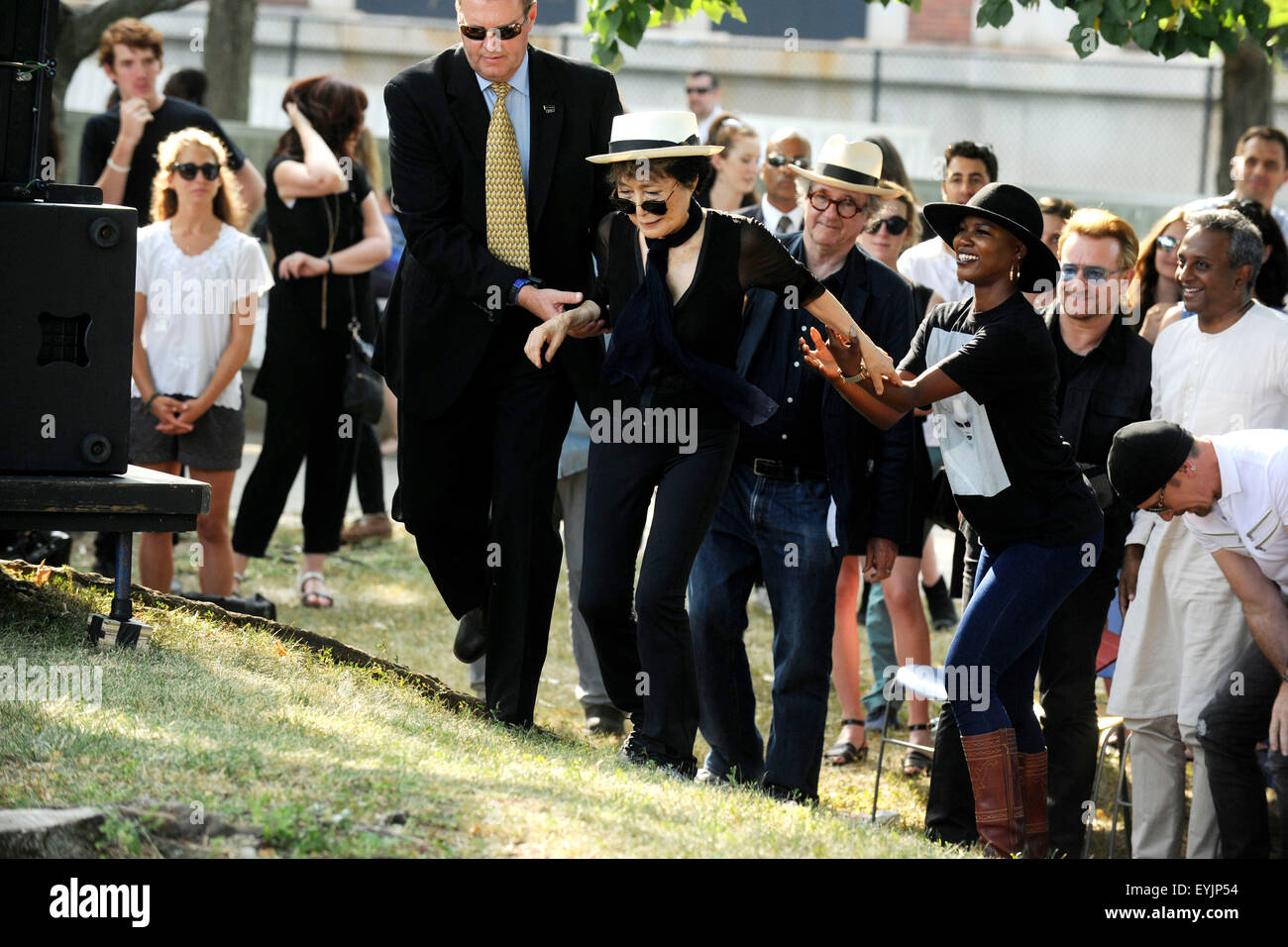 La città di New York. 29 Luglio, 2015. Yoko Ono parla di Amnesty International arazzo in onore di John Lennon scoprimento ad Ellis Island il 29 luglio 2015 in New York City./picture alliance © dpa/Alamy Live News Foto Stock