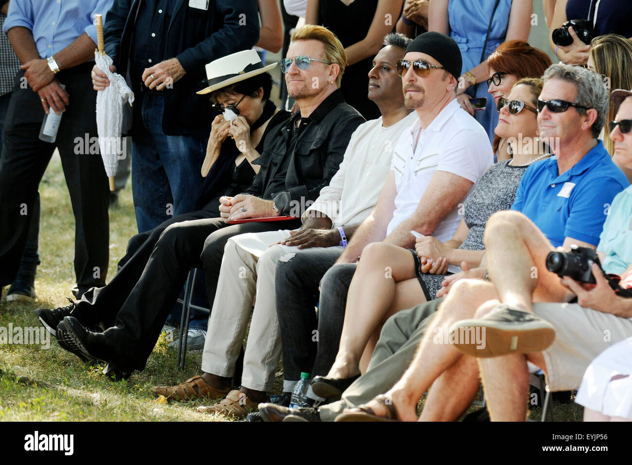La città di New York. 29 Luglio, 2015. Yoko Ono, Bono, Salil Shetty, il bordo e Melissa Mark-Viverito frequentare l'Amnesty International arazzo in onore di John Lennon scoprimento ad Ellis Island il 29 luglio 2015 in New York City./picture alliance © dpa/Alamy Live News Foto Stock