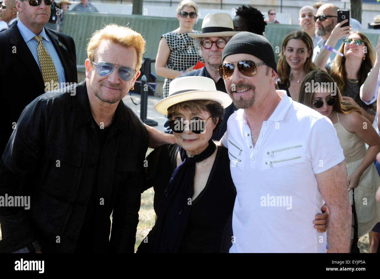 La città di New York. 29 Luglio, 2015. Bono, Yoko Ono e il bordo frequentare Amnesty International arazzo in onore di John Lennon scoprimento ad Ellis Island il 29 luglio 2015 in New York City./picture alliance © dpa/Alamy Live News Foto Stock