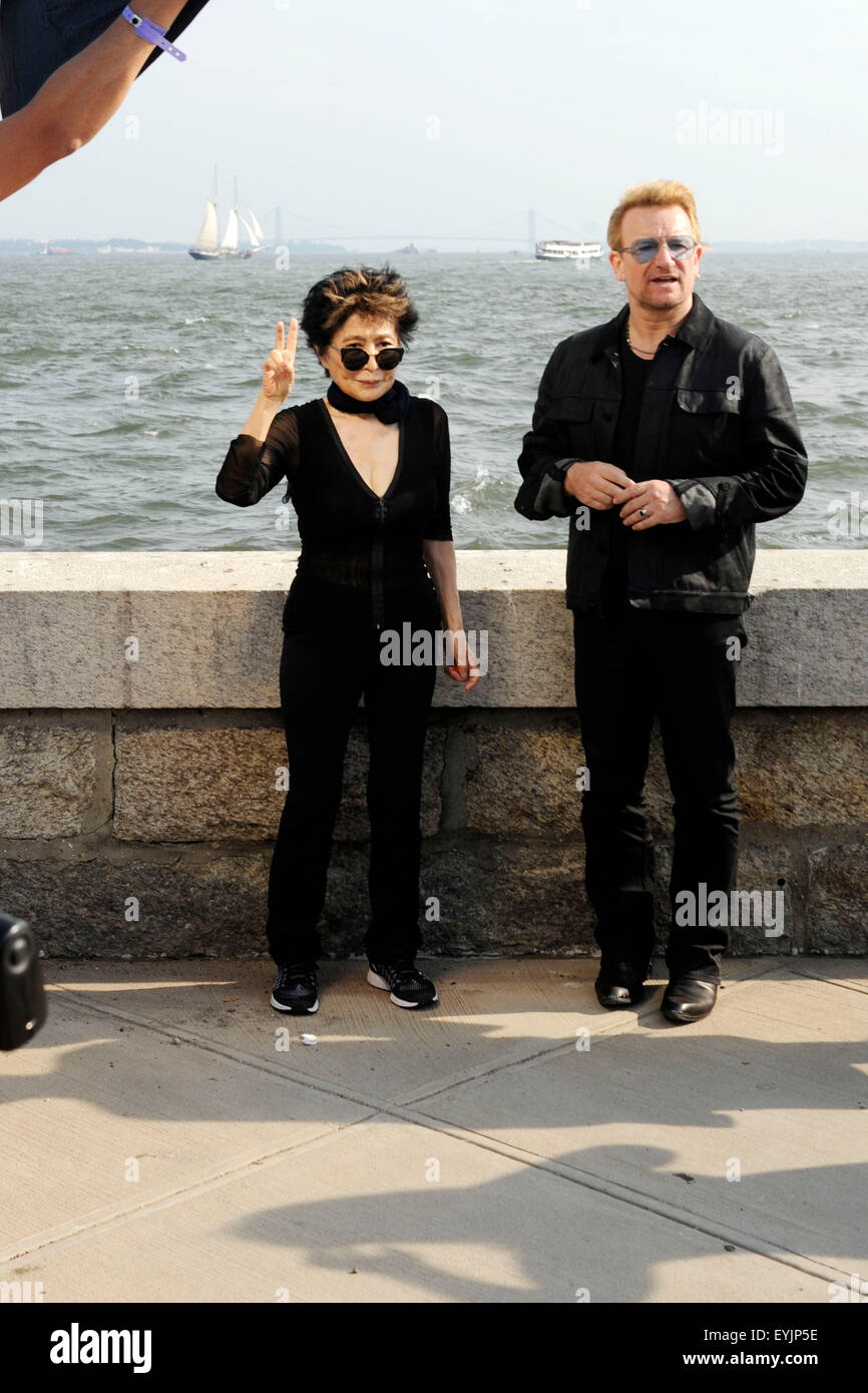 La città di New York. 29 Luglio, 2015. Yoko Ono e Bono frequentare Amnesty International arazzo in onore di John Lennon scoprimento ad Ellis Island il 29 luglio 2015 in New York City./picture alliance © dpa/Alamy Live News Foto Stock