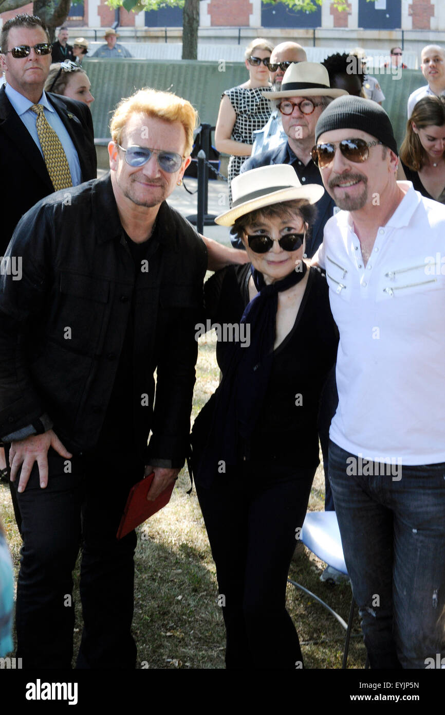 La città di New York. 29 Luglio, 2015. Bono, Yoko Ono e il bordo frequentare Amnesty International arazzo in onore di John Lennon scoprimento ad Ellis Island il 29 luglio 2015 in New York City./picture alliance © dpa/Alamy Live News Foto Stock