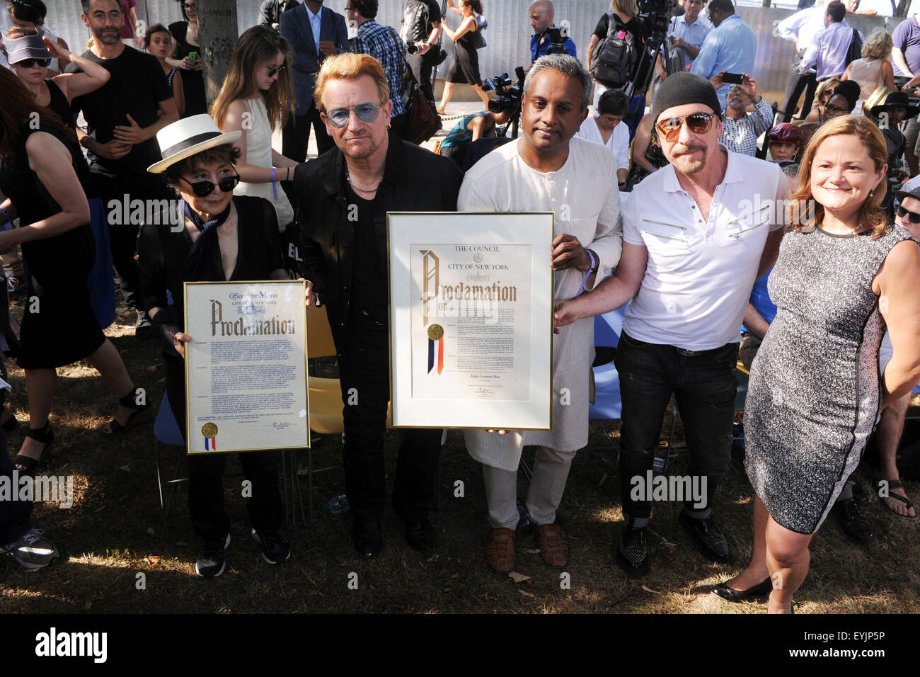 La città di New York. 29 Luglio, 2015. Yoko Ono, Bono, Salil Shetty, il bordo e Melissa Mark-Viverito frequentare l'Amnesty International arazzo in onore di John Lennon scoprimento ad Ellis Island il 29 luglio 2015 in New York City./picture alliance © dpa/Alamy Live News Foto Stock