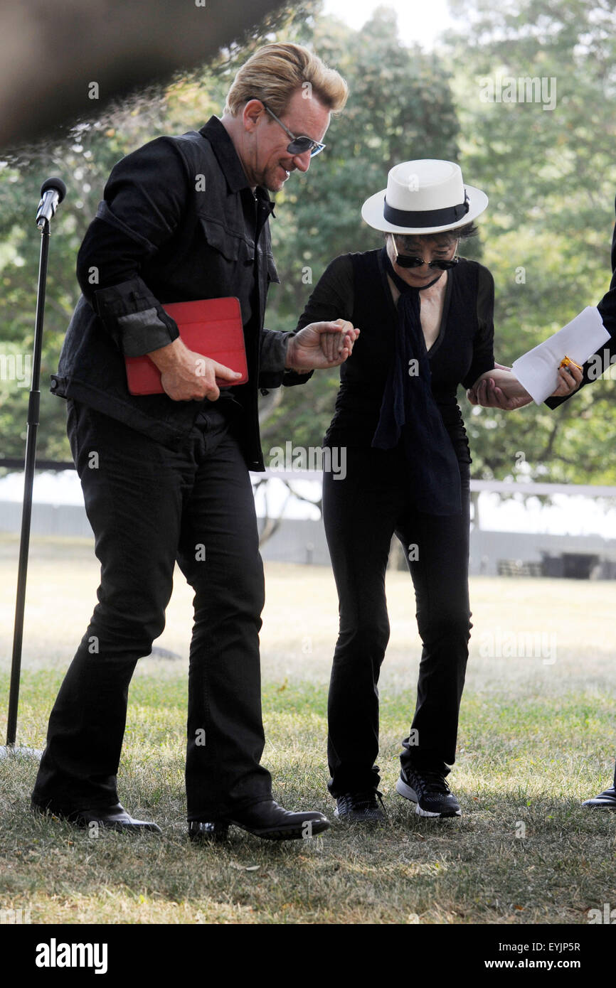 La città di New York. 29 Luglio, 2015. Yoko Ono parla di Amnesty International arazzo in onore di John Lennon scoprimento ad Ellis Island il 29 luglio 2015 in New York City./picture alliance © dpa/Alamy Live News Foto Stock