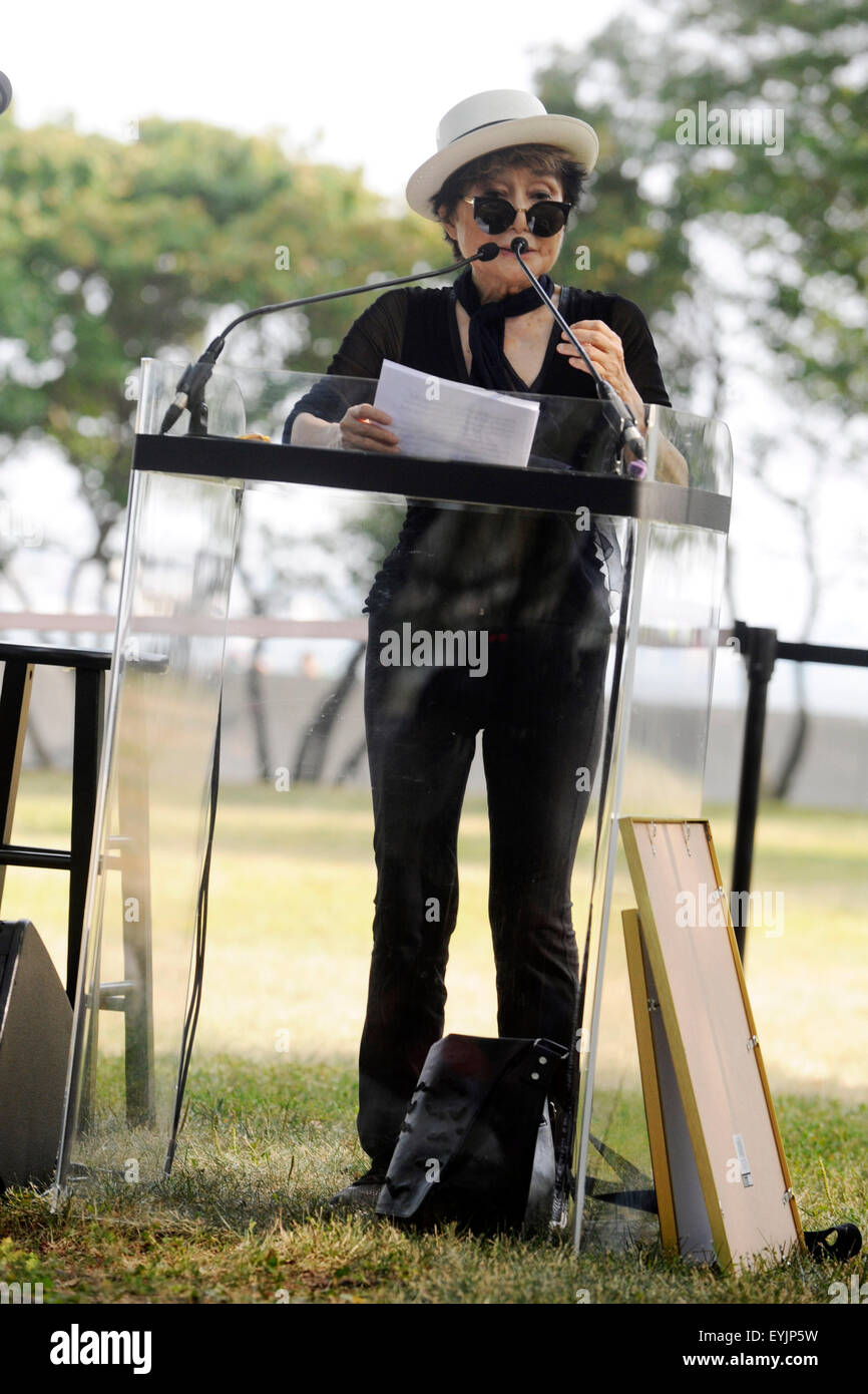 La città di New York. 29 Luglio, 2015. Yoko Ono parla di Amnesty International arazzo in onore di John Lennon scoprimento ad Ellis Island il 29 luglio 2015 in New York City./picture alliance © dpa/Alamy Live News Foto Stock