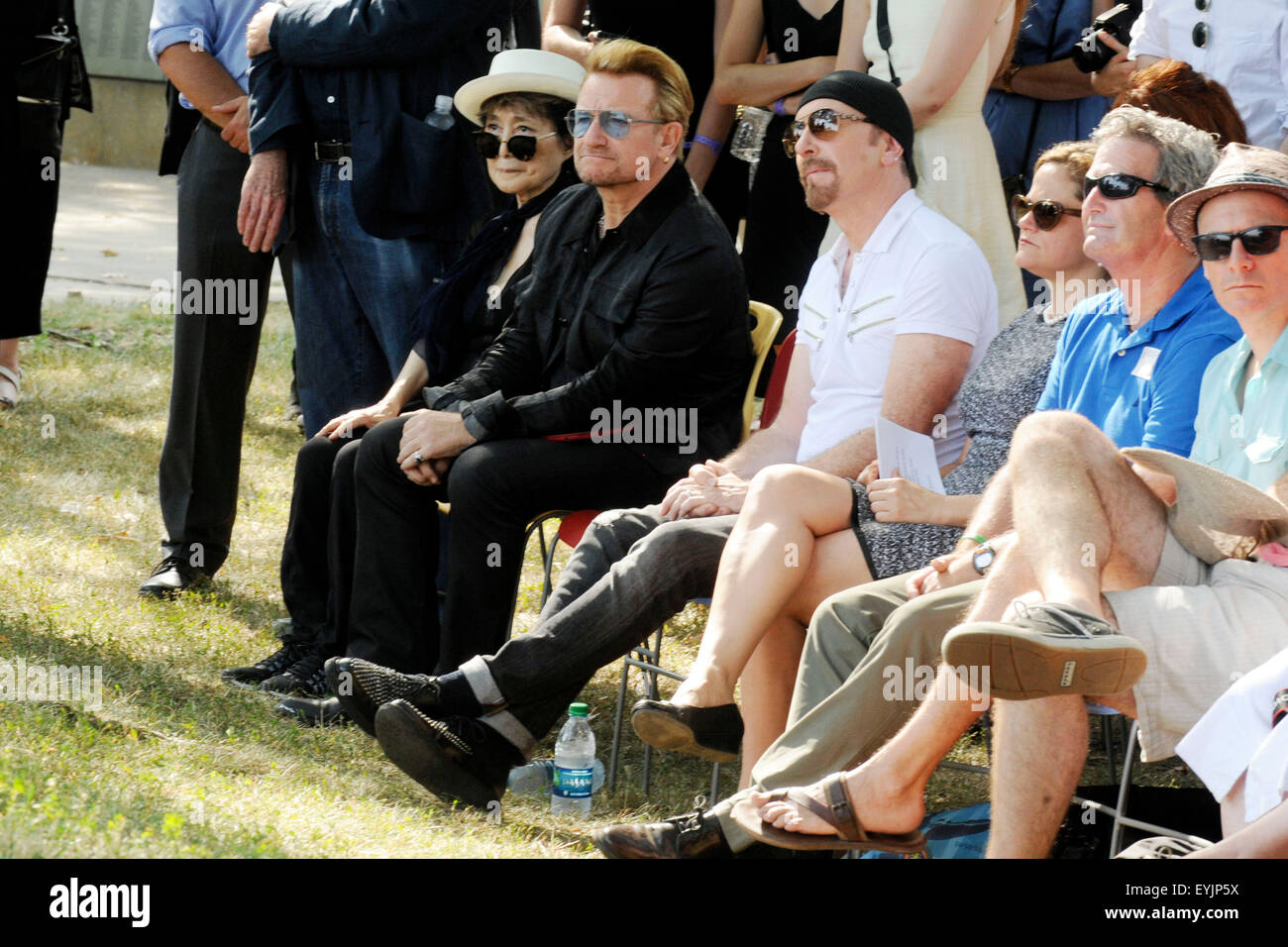 La città di New York. 29 Luglio, 2015. Yoko Ono, Bono, Salil Shetty, il bordo e Melissa Mark-Viverito frequentare l'Amnesty International arazzo in onore di John Lennon scoprimento ad Ellis Island il 29 luglio 2015 in New York City./picture alliance © dpa/Alamy Live News Foto Stock