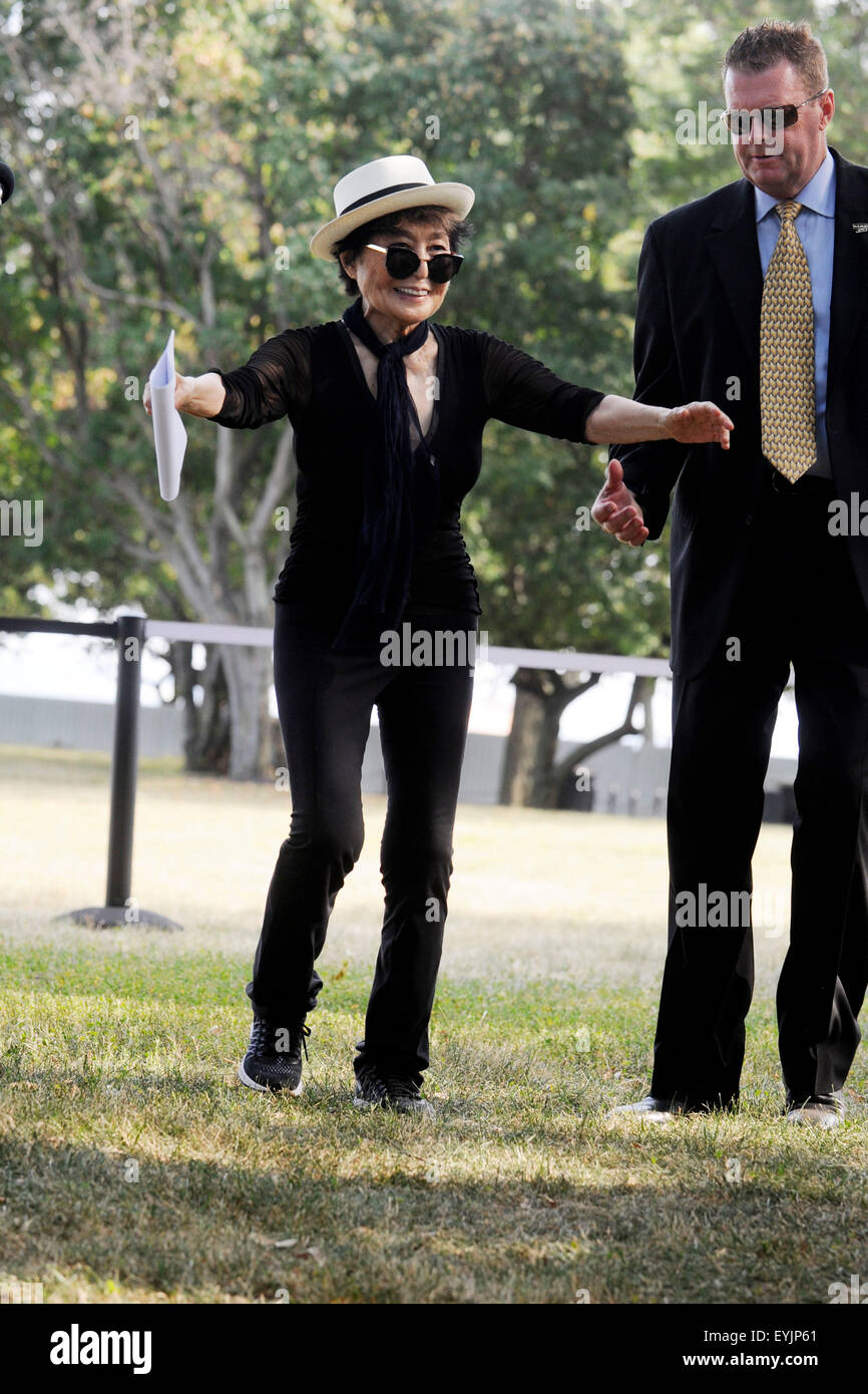 La città di New York. 29 Luglio, 2015. Yoko Ono parla di Amnesty International arazzo in onore di John Lennon scoprimento ad Ellis Island il 29 luglio 2015 in New York City./picture alliance © dpa/Alamy Live News Foto Stock