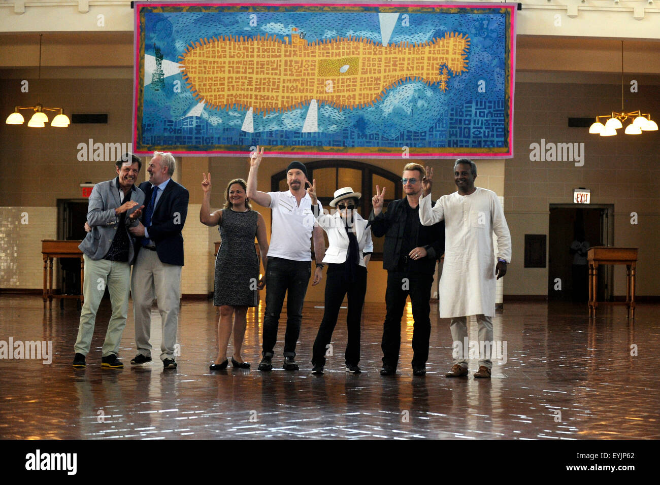 La città di New York. 29 Luglio, 2015. Altoparlante del New York City Council, Melissa Mark-Viverito, il bordo, Yoko Ono, Bono, e il segretario generale, Salil Shetty frequentare Amnesty International arazzo in onore di John Lennon scoprimento ad Ellis Island il 29 luglio 2015 in New York City./picture alliance © dpa/Alamy Live News Foto Stock