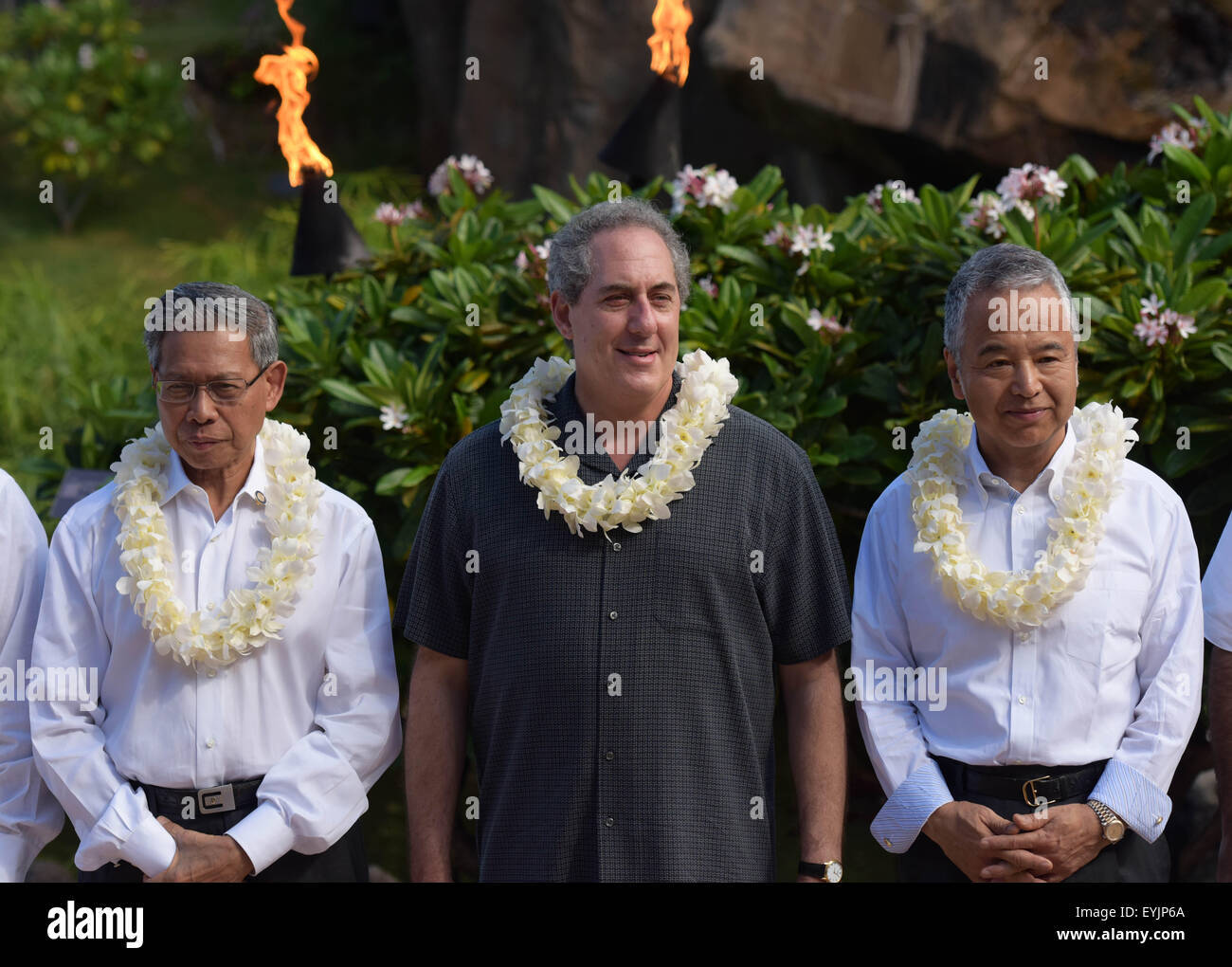 Maui, STATI UNITI D'AMERICA. Il 30 luglio, 2015. (Da l a r)Malaysia del ministro del Commercio Internazionale e dell'industria Mustapa Mohamed, U.S. Rappresentante di commercio Michael Froman e Giappone della politica economica e fiscale Ministro Akira Amari posa per le foto di gruppo durante la negoziazione del partenariato Trans-Pacific (TPP) Accordo in Maui delle Hawaii, Stati Uniti, il 30 luglio 2015. Il TPP riunioni calci fuori sede martedì, con i principali ostacoli rimanenti nelle aree di accesso al mercato e la proprietà intellettuale per finalizzare l'Asia-Pacifico ambizioso accordo commerciale. Credito: Yin Bogu/Xinhua/Alamy Live News Foto Stock