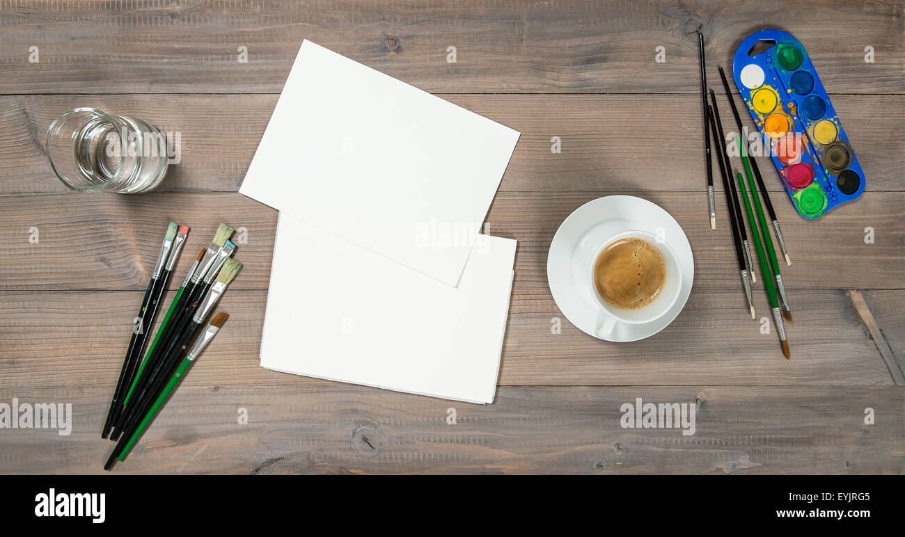 Luogo di lavoro artistico mock up. Acquerello, spazzole, carta, pittura pedaggi e accessori Foto Stock