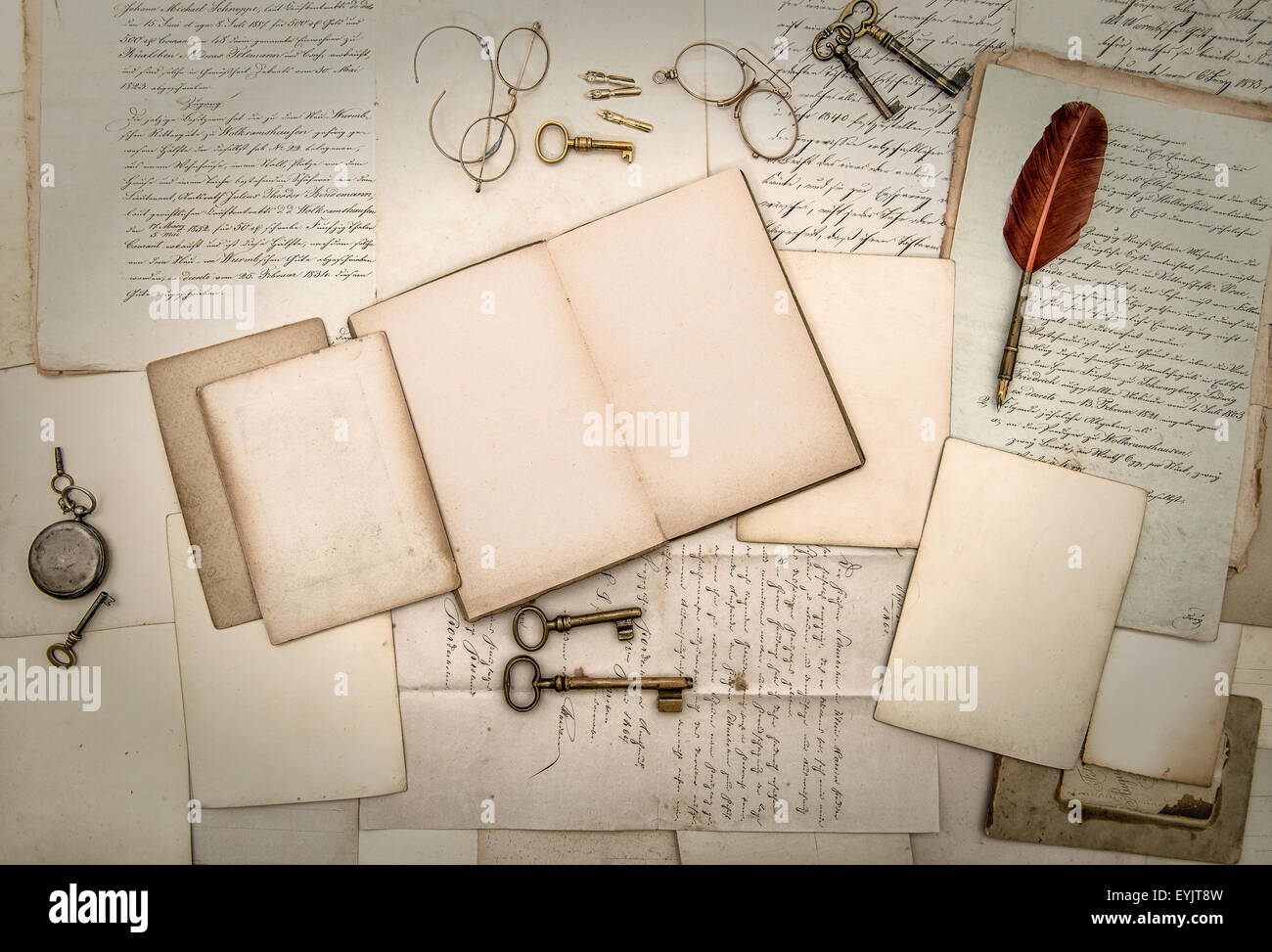 Accessori antichi e ufficio pedaggi, vecchio lettere e cartoline. Nostalgica sfondo scrapbook Foto Stock