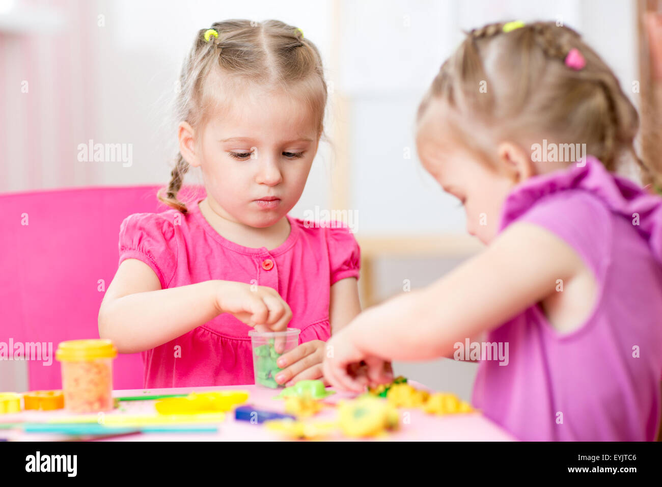 Bambini girls riproduci con argilla colorata Foto Stock