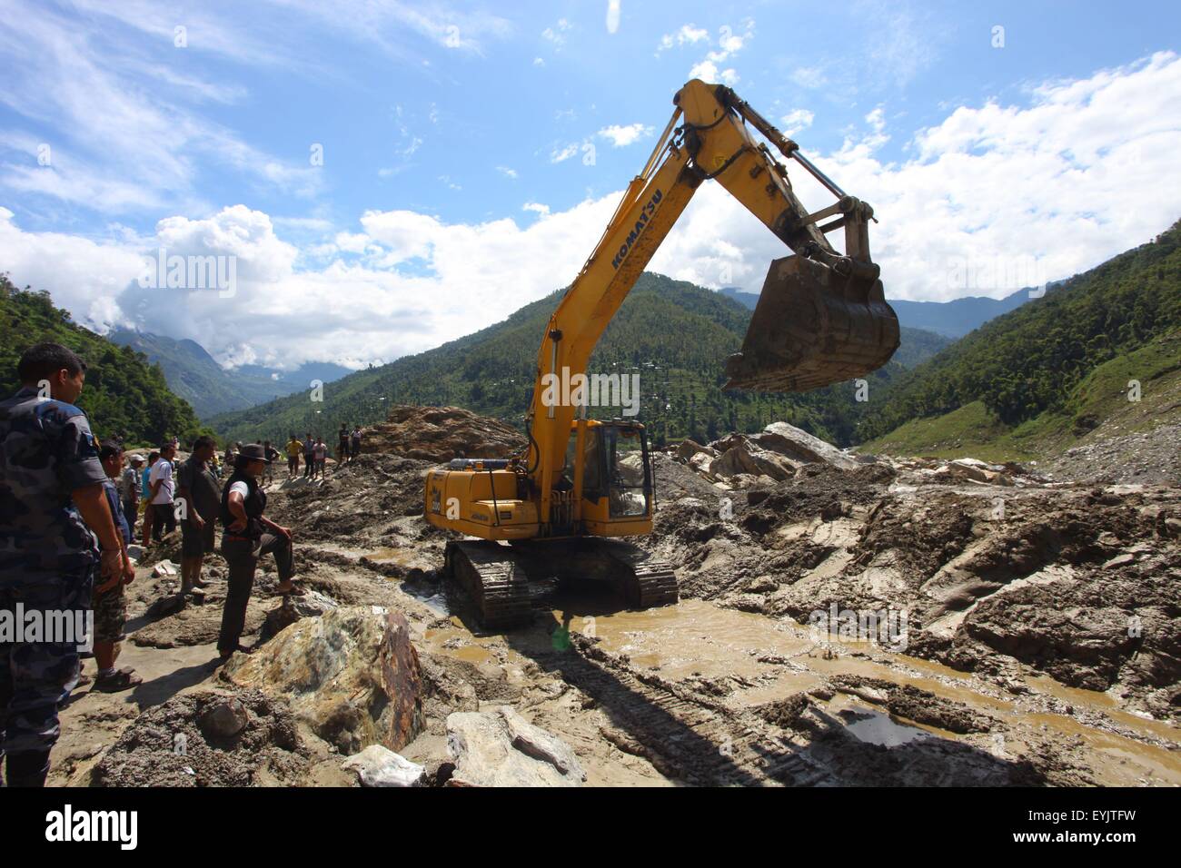 Sindhupalchowk, Nepal. Il 30 luglio, 2015. Un escavatore cancella la strada dopo il blocco di Araniko autostrada che è stata colpita da frane continue in Sindhupalchowk, Nepal, luglio 30, 2015. Almeno 26 persone sono state uccise e 42 altri mancante a seguito di frane in Nepal occidentale il mercoledì sera, hanno detto i funzionari. © Sunil Sharma/Xinhua/Alamy Live News Foto Stock