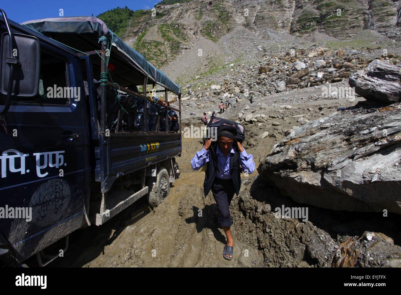 Sindhupalchowk, Nepal. Il 30 luglio, 2015. Un uomo cammina dopo il blocco di Araniko autostrada che è stata colpita da frane continue in Sindhupalchowk, Nepal, luglio 30, 2015. Almeno 26 persone sono state uccise e 42 altri mancante a seguito di frane in Nepal occidentale il mercoledì sera, hanno detto i funzionari. © Sunil Sharma/Xinhua/Alamy Live News Foto Stock