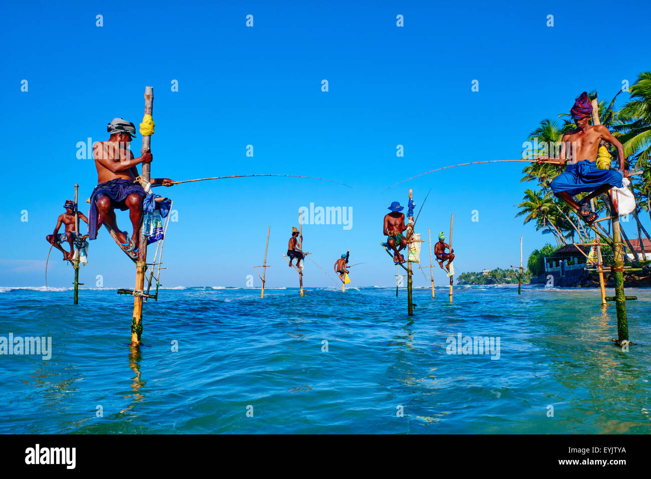 Sri Lanka, della Provincia Meridionale, South Coast Beach, Weligama beach, Stilt pescatori sulla costa Foto Stock