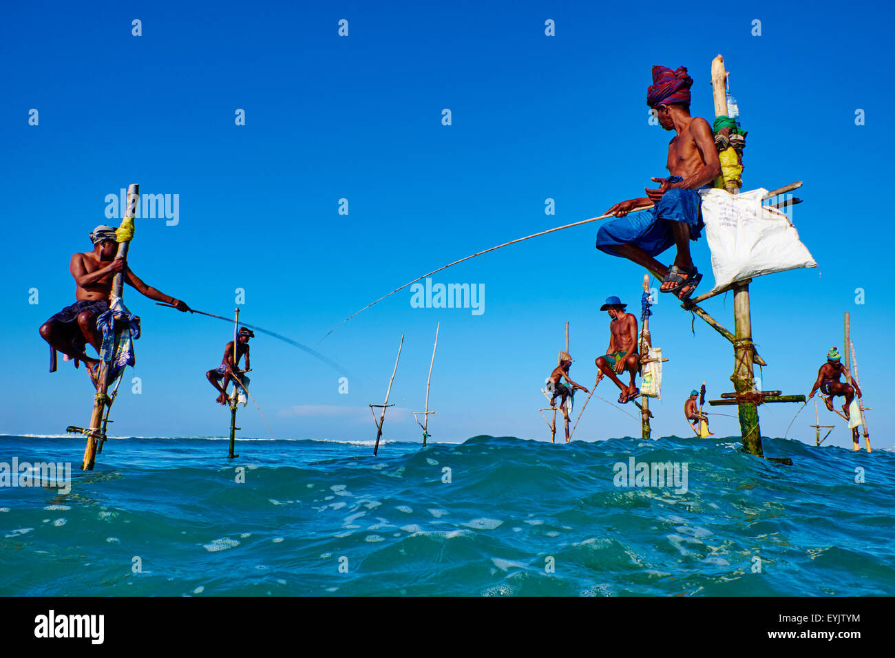 Sri Lanka, della Provincia Meridionale, South Coast Beach, Weligama beach, Stilt pescatori sulla costa Foto Stock