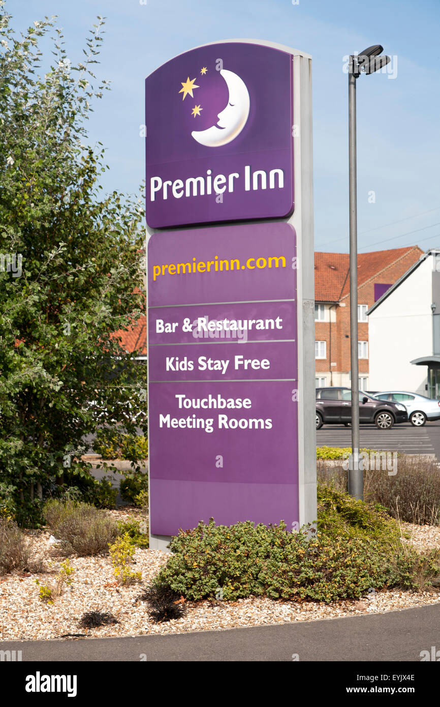 Premier Inn hotel segno, Lydiard Fields business park, Swindon, England, Regno Unito Foto Stock