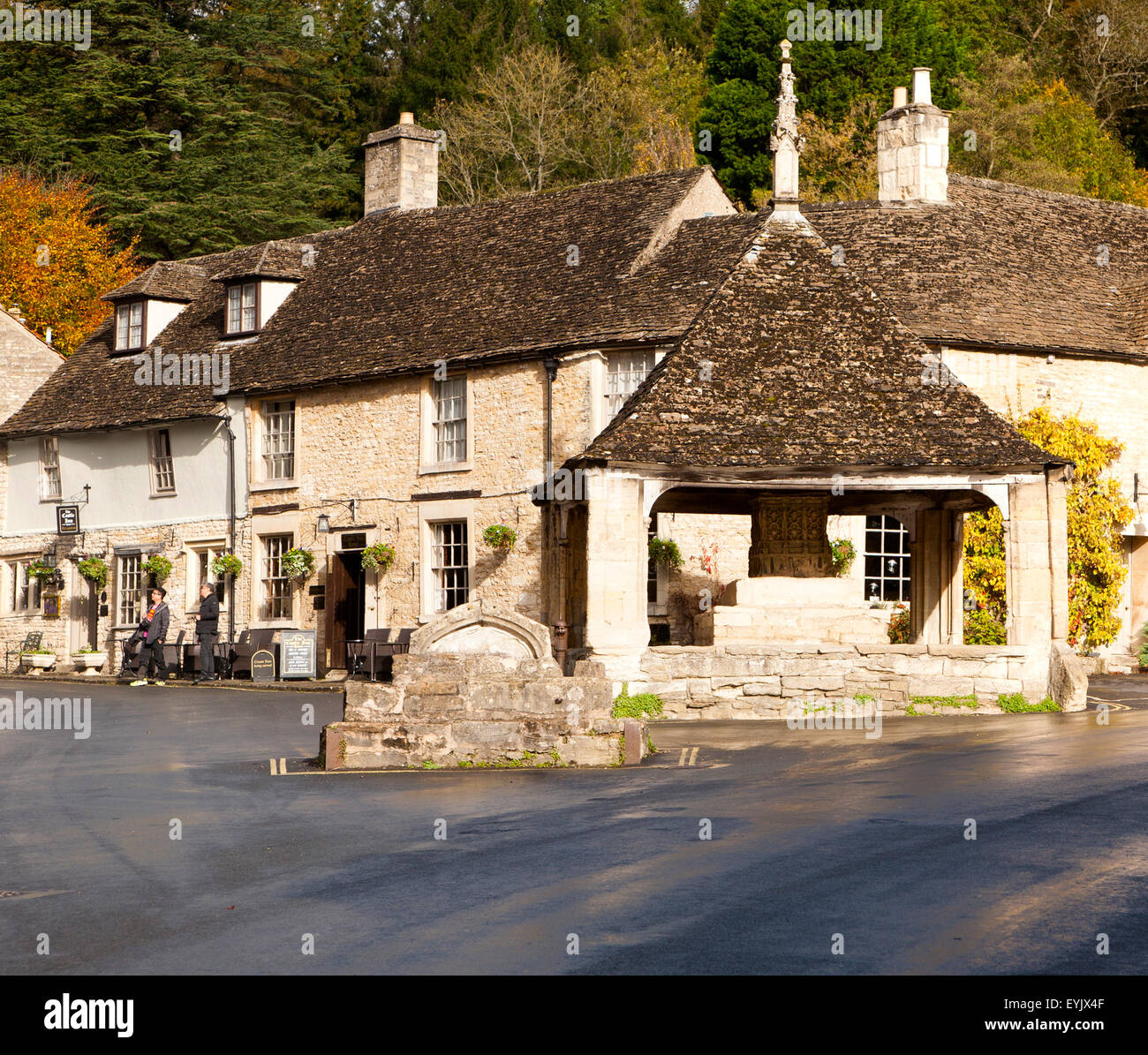 Il XIV secolo in pietra croce di mercato a Castle Combe, Wiltshire, Inghilterra, Regno Unito ha affermato di essere l'Inghilterra del villaggio più belli Foto Stock