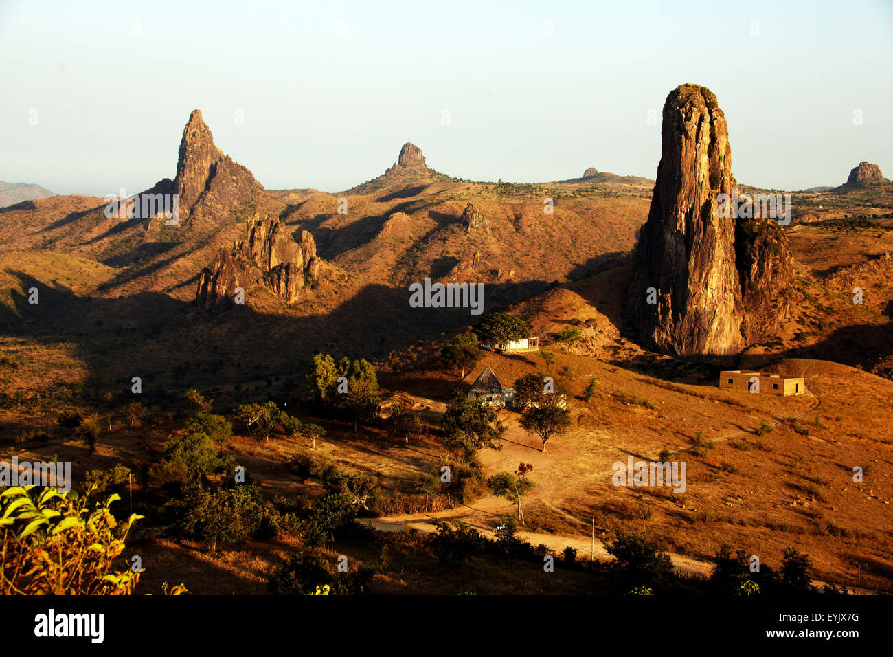 In Africa, in Camerun, estremo Nord provincia, Rhumsiki Zona villaggio, paesaggio lunare di straordinaria tasselli vulcanici e basalto Foto Stock