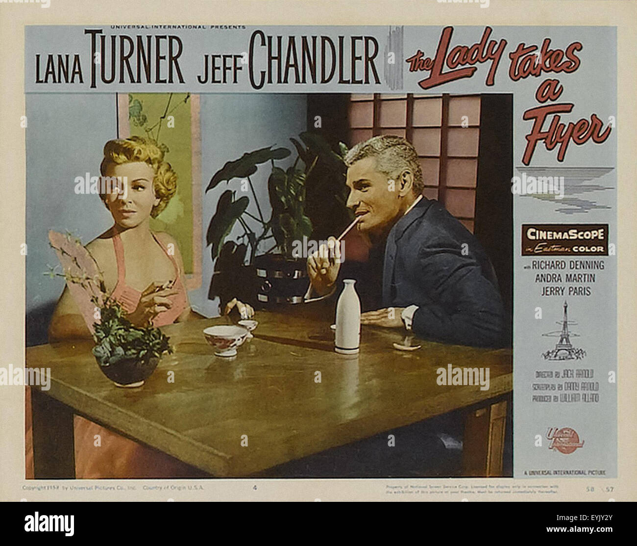 La signora prende un volantino poster del film di lana turner immagini e fotografie stock ad