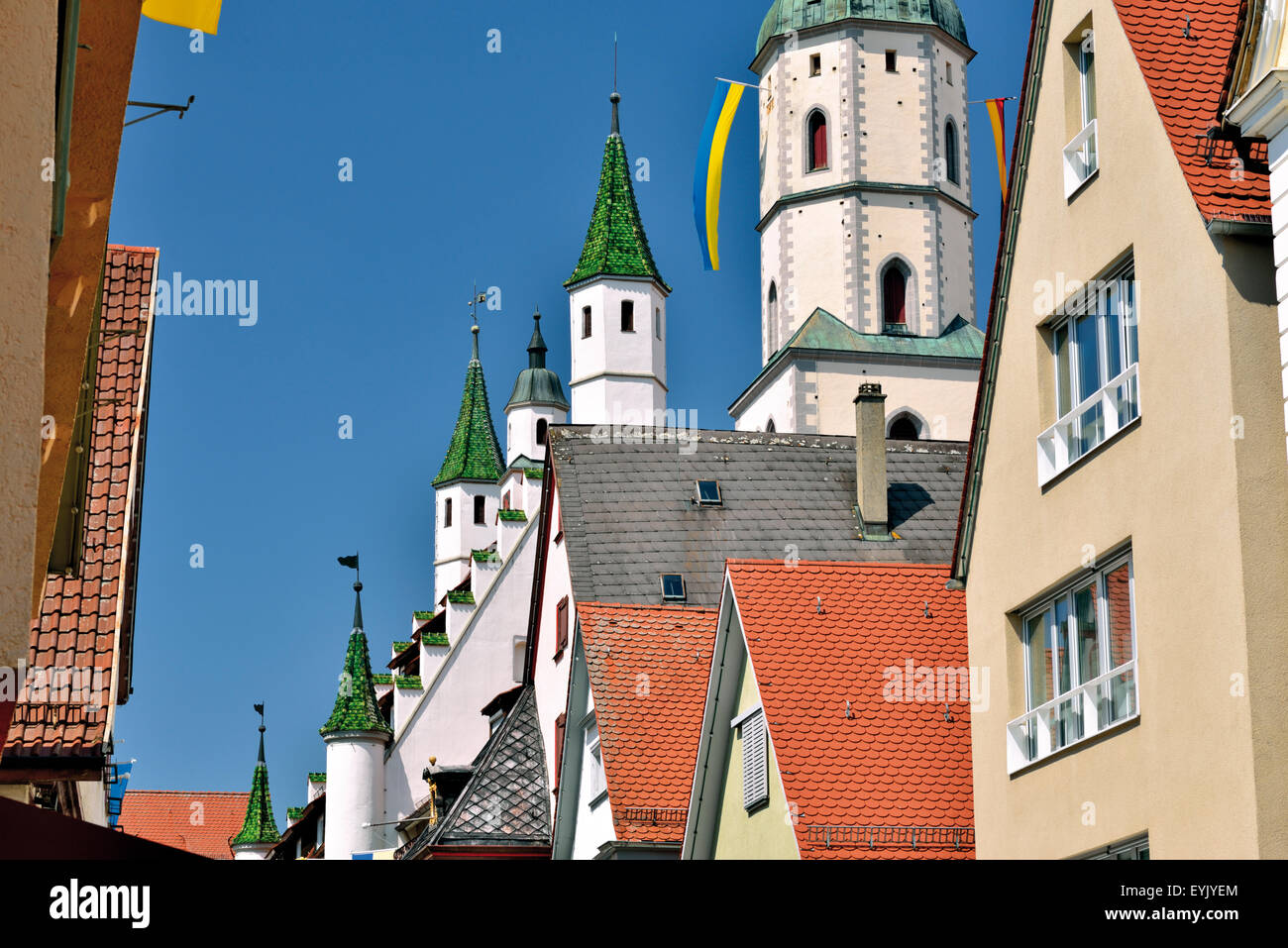 Germania, Baden-Württemberg: vista sulle torri della nuova sede del Municipio e la chiesa di San Martino a Biberach an der Riss Foto Stock