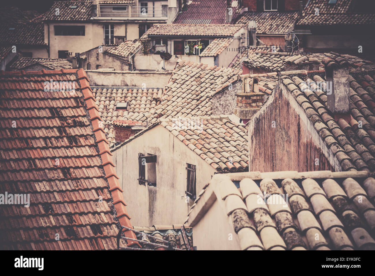 Il francese piccola città vista da sopra. Filtrata orizzontale shot Foto Stock