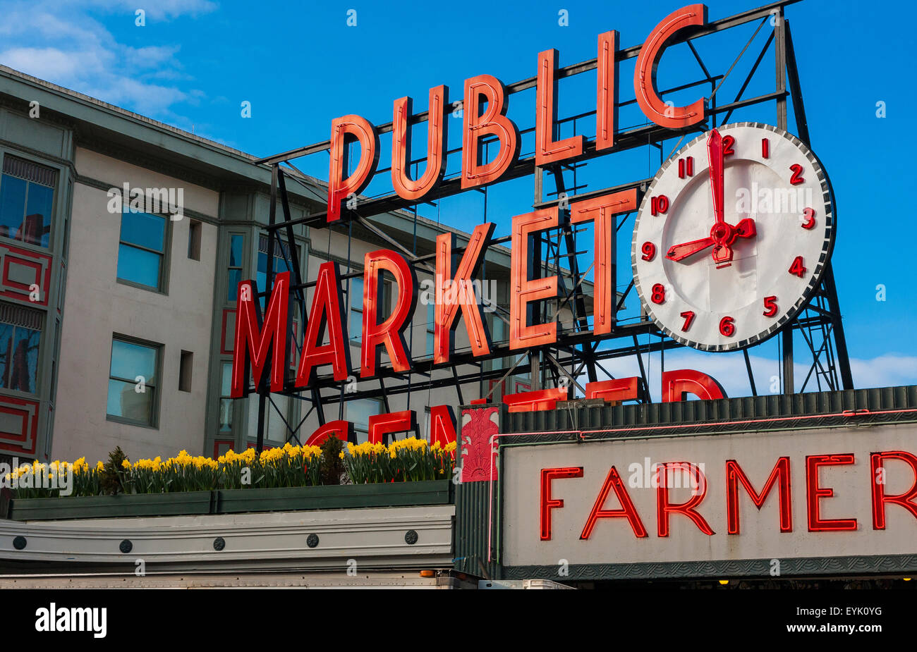 Cartello del mercato pubblico al Pike Place Market, un mercato di Seattle famoso per i suoi pesci pescati localmente e il mercato agricolo, Seattle, Washington, USA Foto Stock