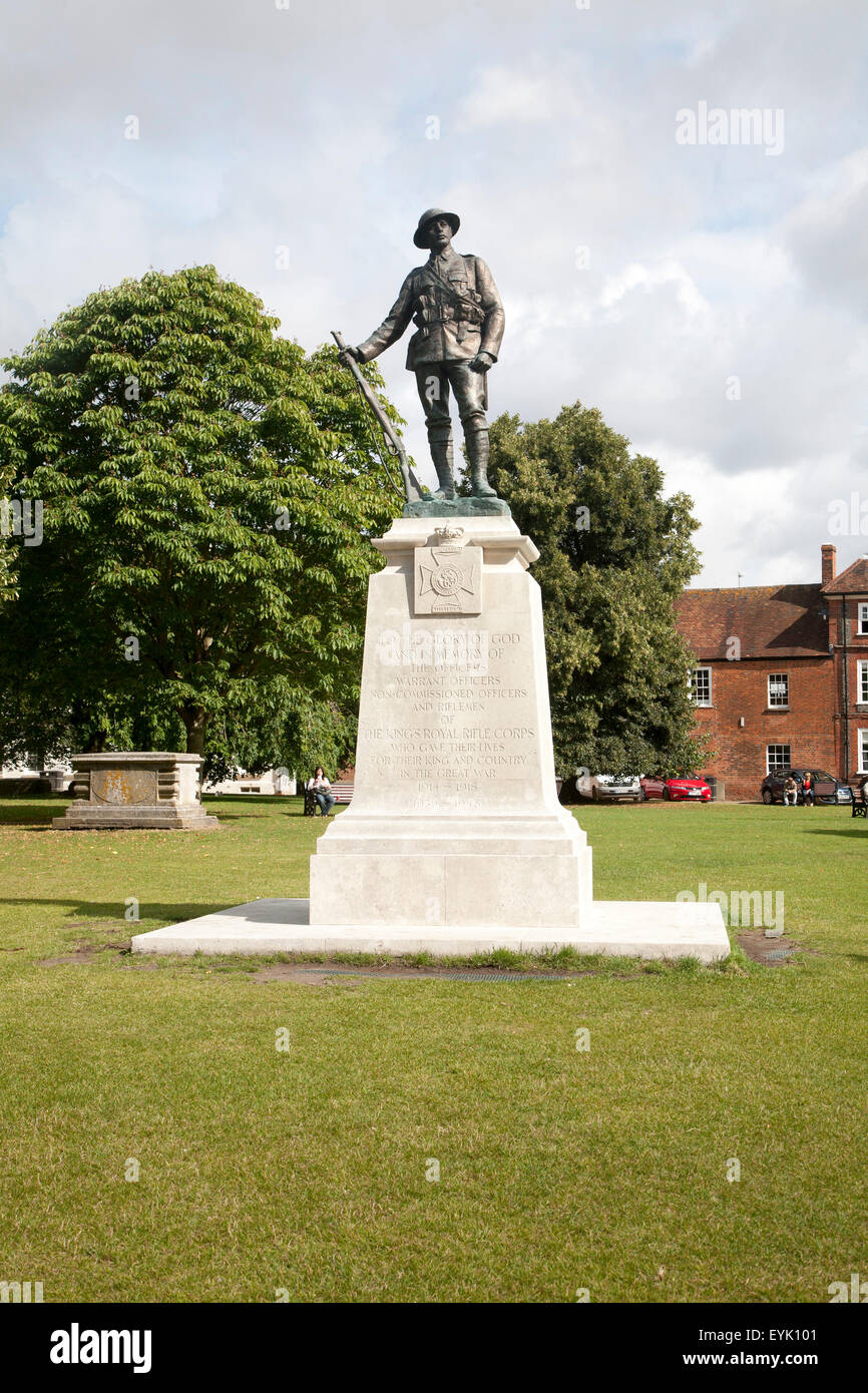 La prima guerra mondiale la statua commemorativa sul verde della cattedrale di Winchester, Hampshire, Inghilterra, Regno Unito Foto Stock