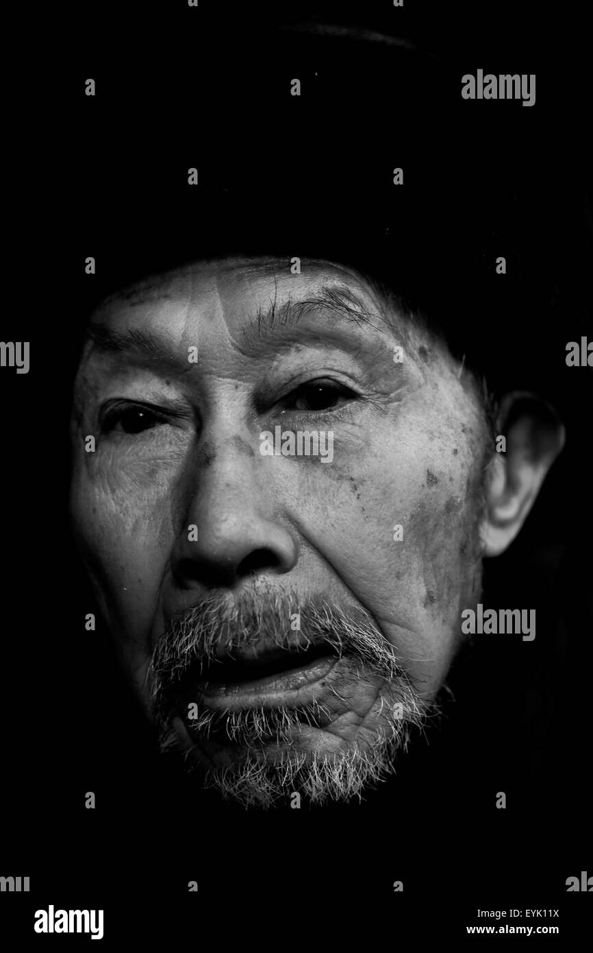 Chn. 4 gennaio, 2014. Cina - 4 Gennaio 2014: (solo uso editoriale. Cina OUT)(PREZZO MINIMO: 100 USD) Xiao Xirong: maschio, nato nel 1921, vive ora in Yongzhou Hunan, un soldato in 58th Divisione 74Corp xxiv gruppo Esercito Nazionale rivoluzione armata. È stato 70 anni dopo la Seconda Guerra Mondiale si è conclusa e il giappone si arrese senza condizioni il 15 agosto 1945, ma non sapete come abbiamo guadagnato la pace e che tipo di storie dietro questi apparentemente odinary senior che passano da sulla strada? © SIPA Asia/ZUMA filo/Alamy Live News Foto Stock