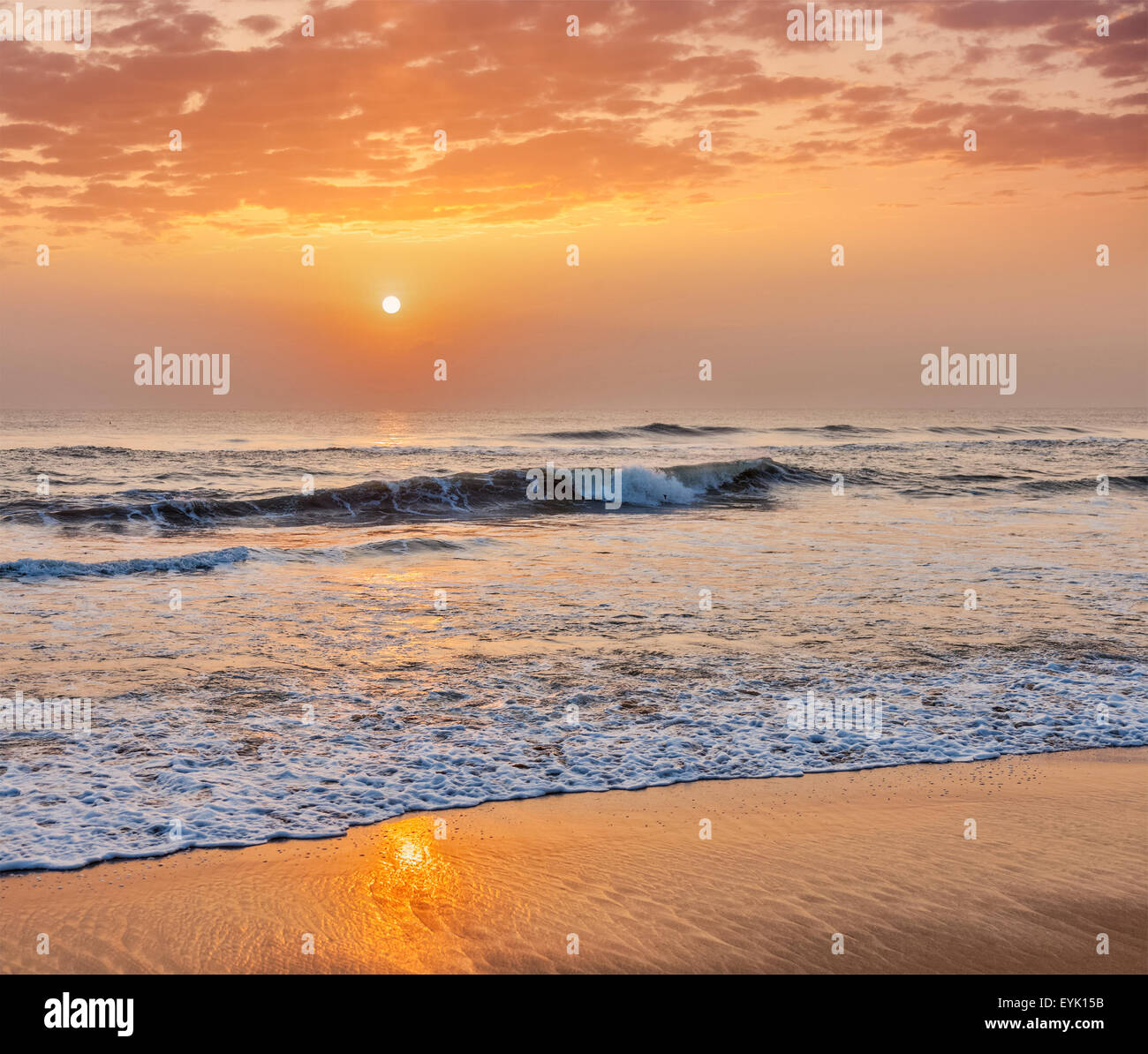 Tramonto sulla spiaggia con drammatica del cielo. Marina Beach, Chennai, India Foto Stock