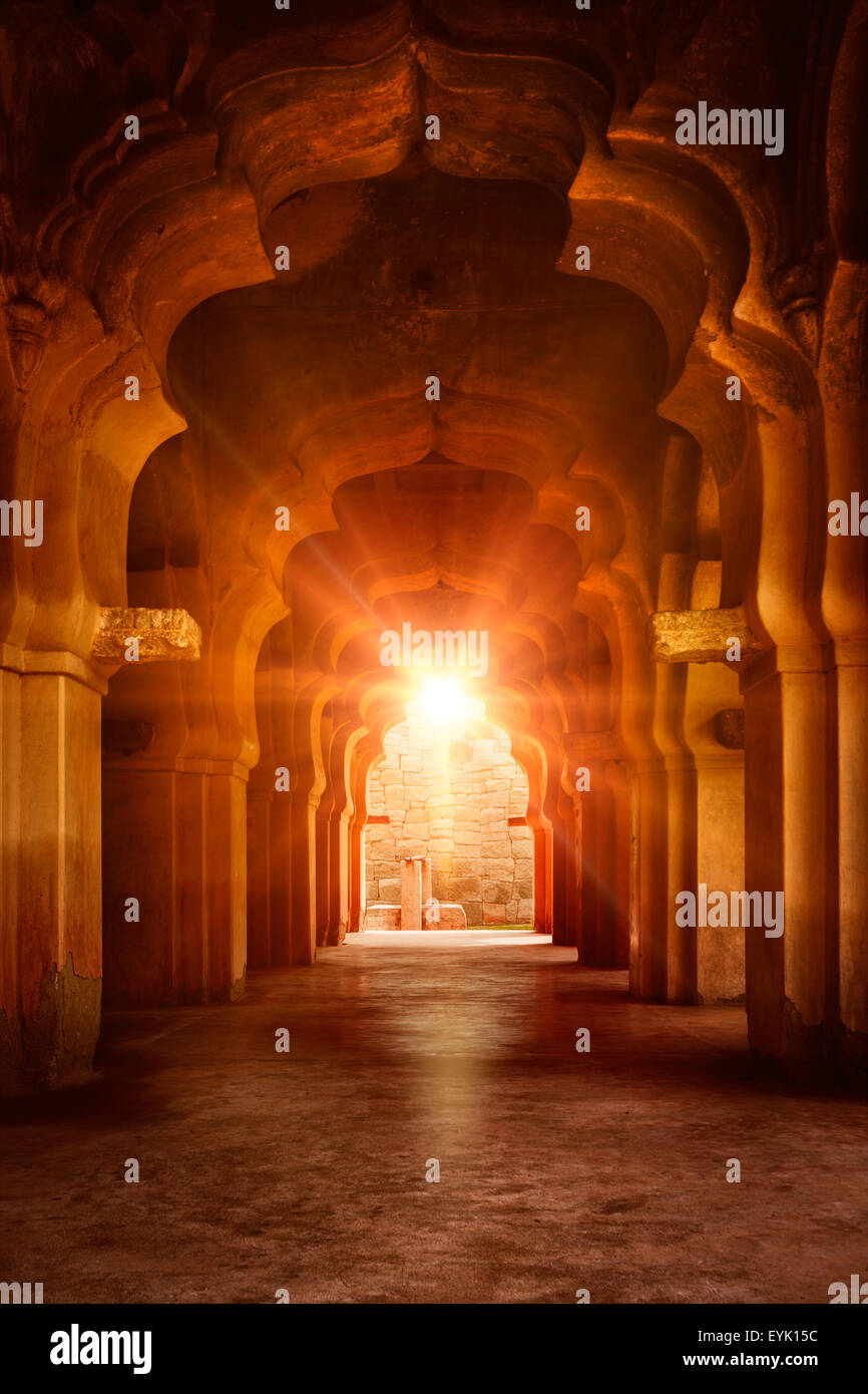 Vecchio rovinato arch in antico palazzo al tramonto, India Foto Stock