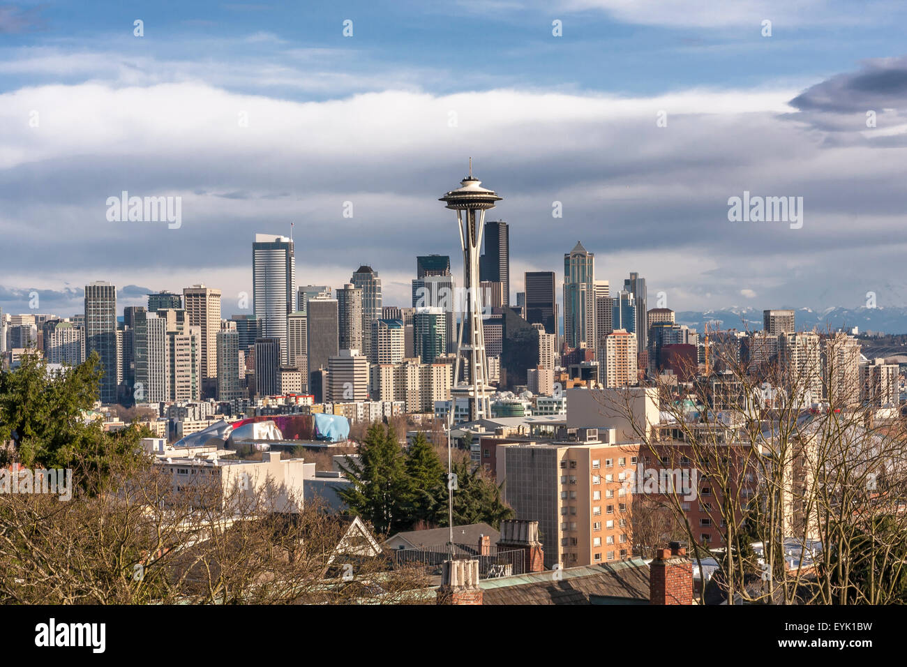 Seattle e lo Space Needle una torre di osservazione degli anni '60 costruita per la Fiera Mondiale del 1962 Seattle, WA, USA Foto Stock