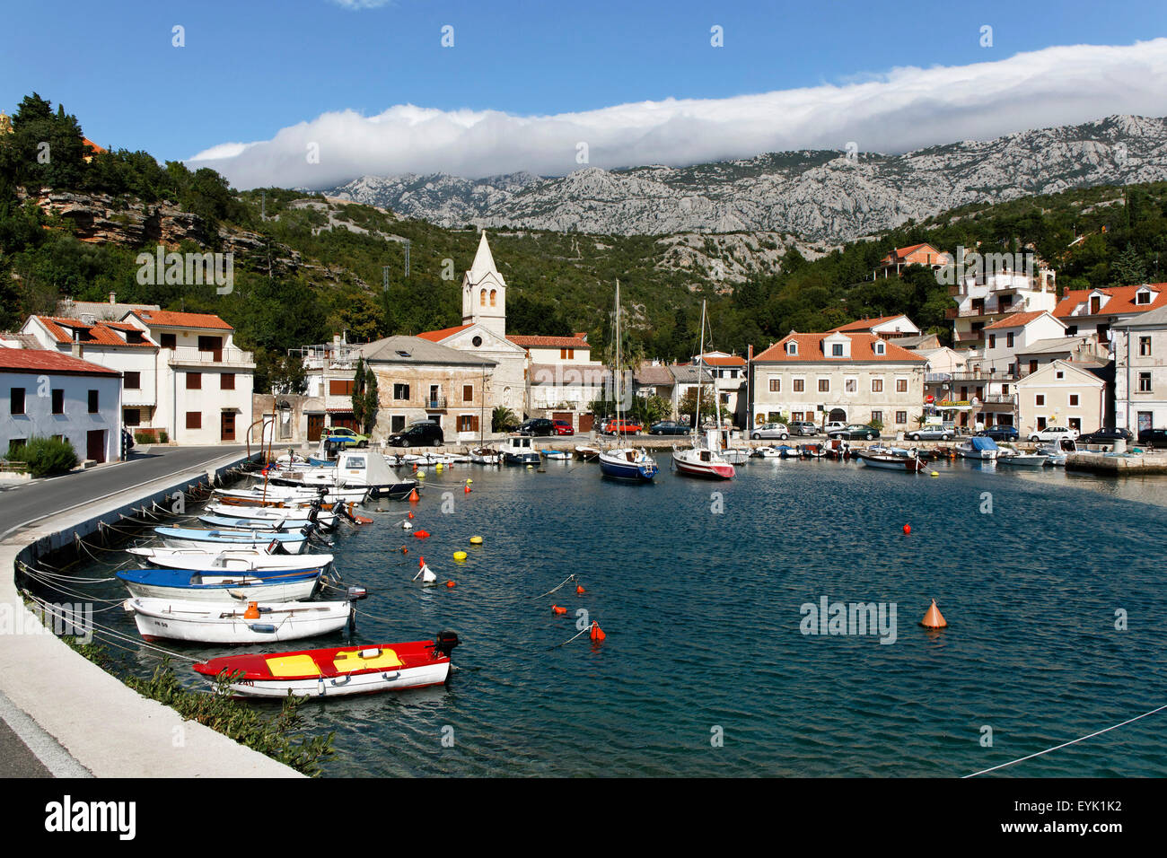 Barche e yacht nel porto di Jablanac village, Quarnaro, Croazia Foto Stock