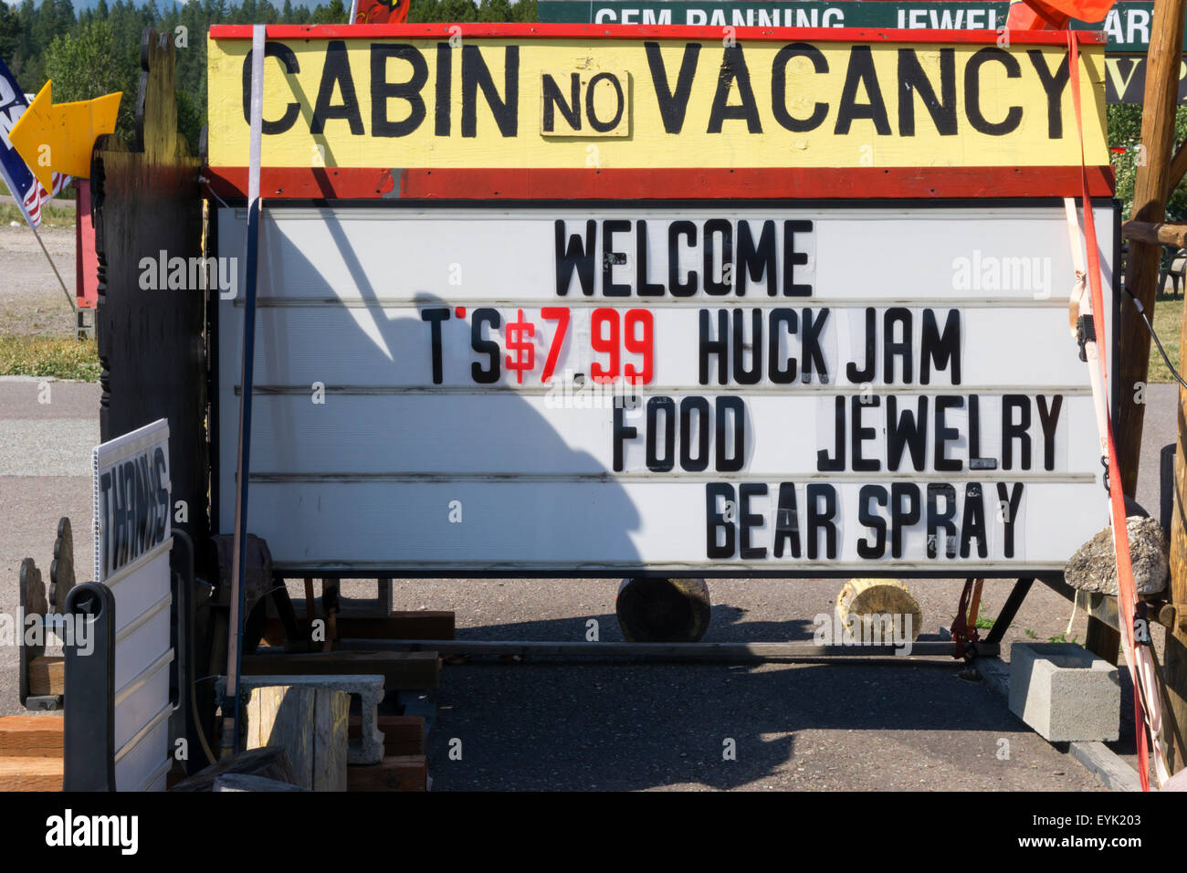 Segno pubblicità portano spray per la vendita in un negozio in Montana. Foto Stock