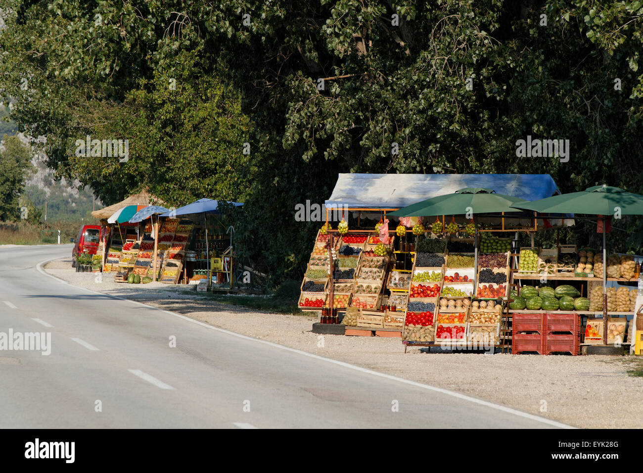 Mercato di frutta e verdura in stallo da una strada, Croazia Foto Stock
