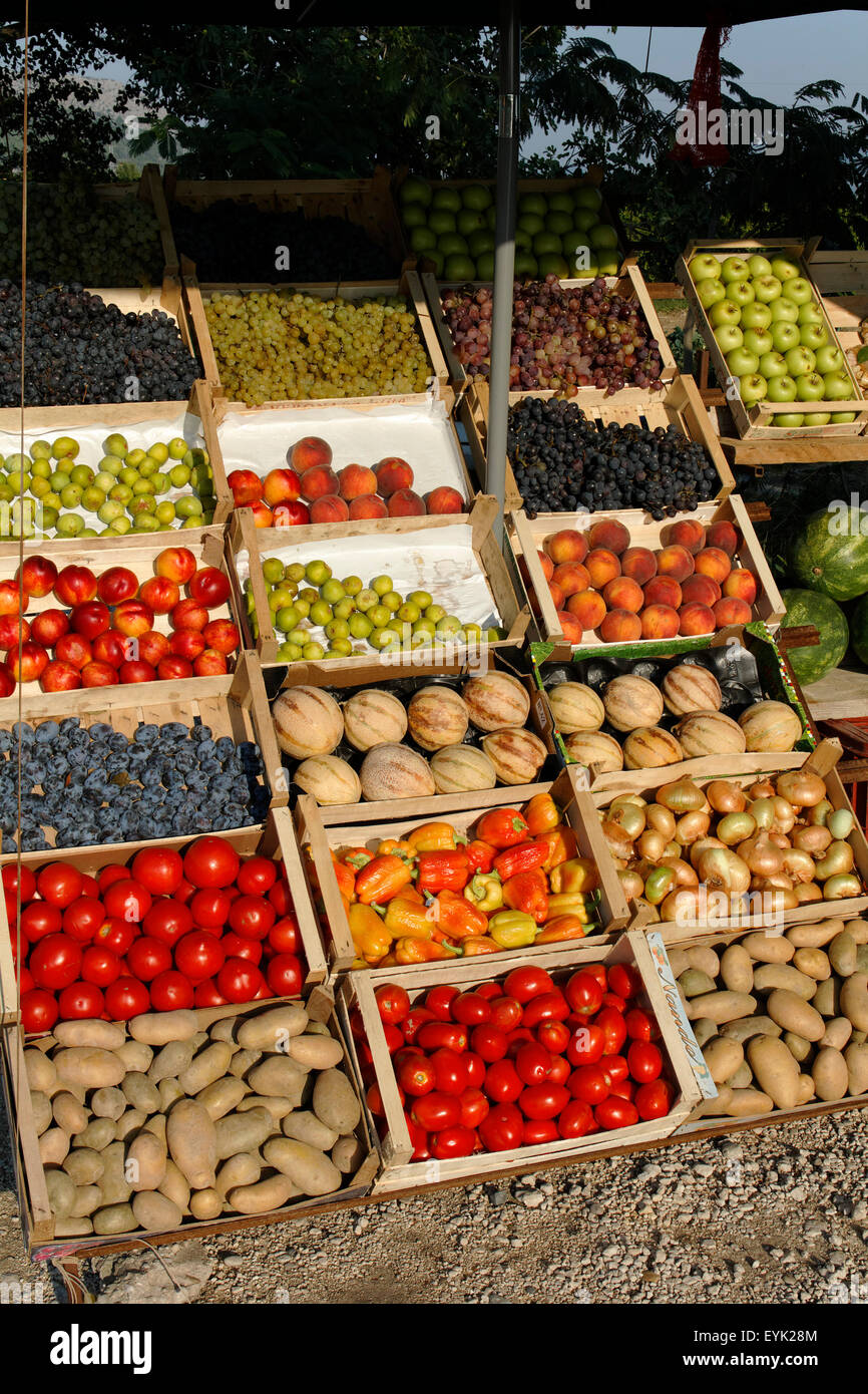 Mercato di frutta e verdura in stallo da una strada, Croazia Foto Stock