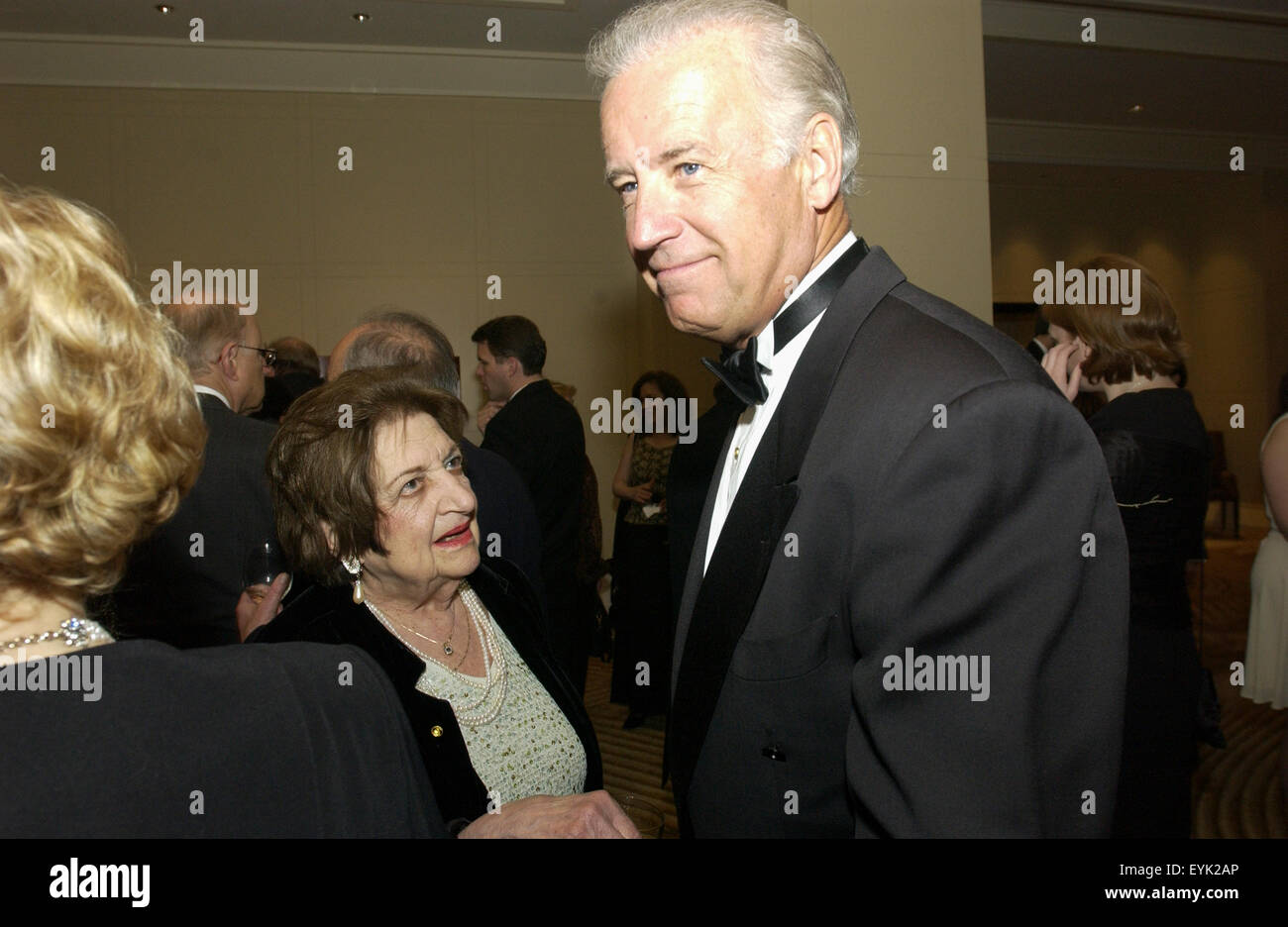 Helen Thomas e il senatore Joseph Biden frequentare l'American News Women's Club 12th Annual Roast & Toast dove ha ricevuto il ANWC Helen Thomas Award a Washington D.C.. Foto Stock