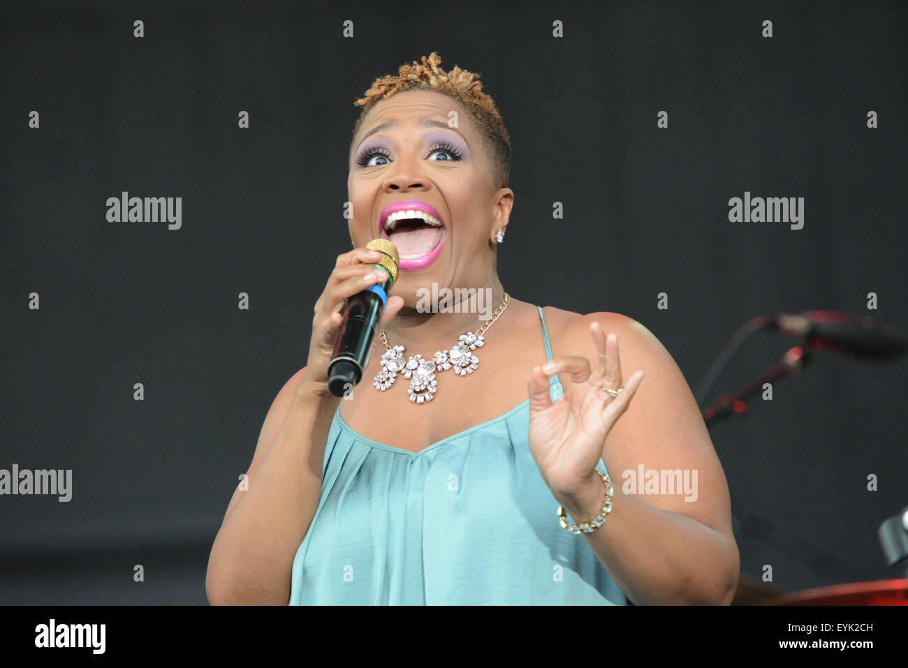 Philadelphia, Pennsylvania, USA. 31 Luglio, 2015. R&B cantante, AVERY SUNSHINE, effettuando in corrispondenza dell centro musicale "l'essenza del divertimento" Concerto estivo serie 2015 © Ricky Fitchett/ZUMA filo/Alamy Live News Foto Stock