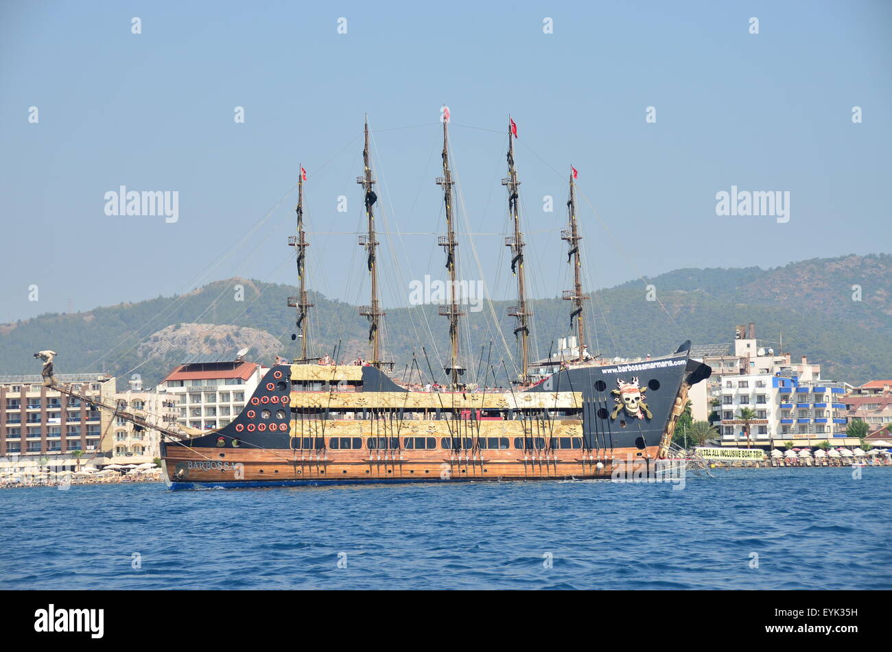 Grande barca pirata che porta i turisti su daily all inclusive gite in barca lungo la costa di Marmaris, Turchia. Foto Stock