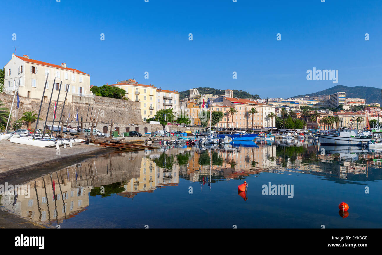 Ormeggiate barche da pesca nel vecchio porto di Ajaccio, Corsica, Francia Foto Stock