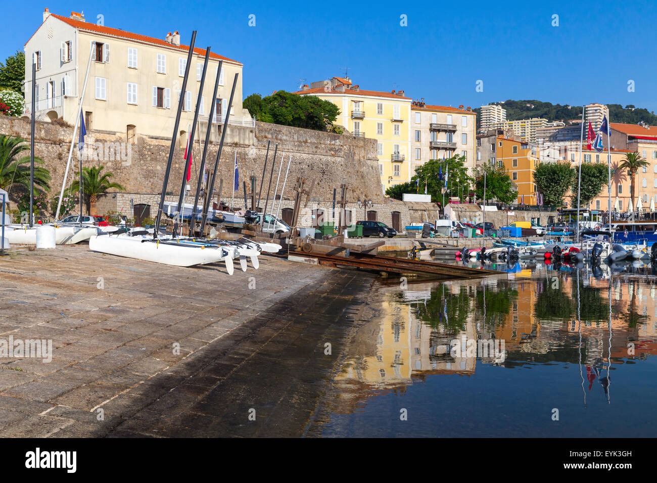Barche ormeggiate nel vecchio porto da pesca di Ajacciio, Corsica, Francia Foto Stock