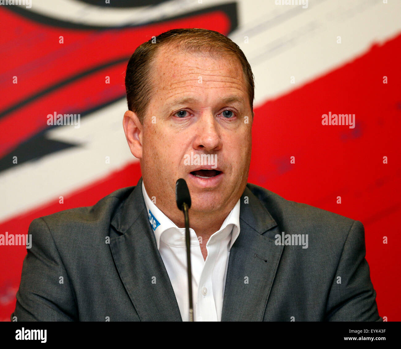 Greg Irlanda il nuovo pullman di tedesco del hockey su ghiaccio team Adler Mannheim, intervenendo a una conferenza stampa presso il SAP Arena di Mannheim, Germania, 31 luglio 2015. Foto: RONALD WITTEK/DPA Foto Stock