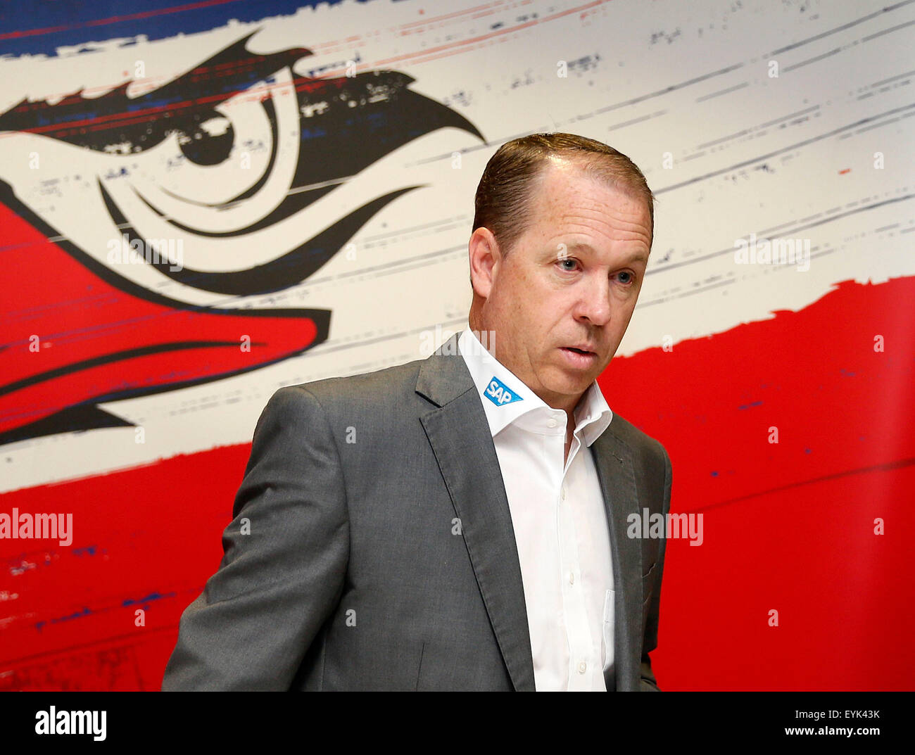 Greg Irlanda il nuovo pullman di tedesco del hockey su ghiaccio team Adler Mannheim, intervenendo a una conferenza stampa presso il SAP Arena di Mannheim, Germania, 31 luglio 2015. Foto: RONALD WITTEK/DPA Foto Stock