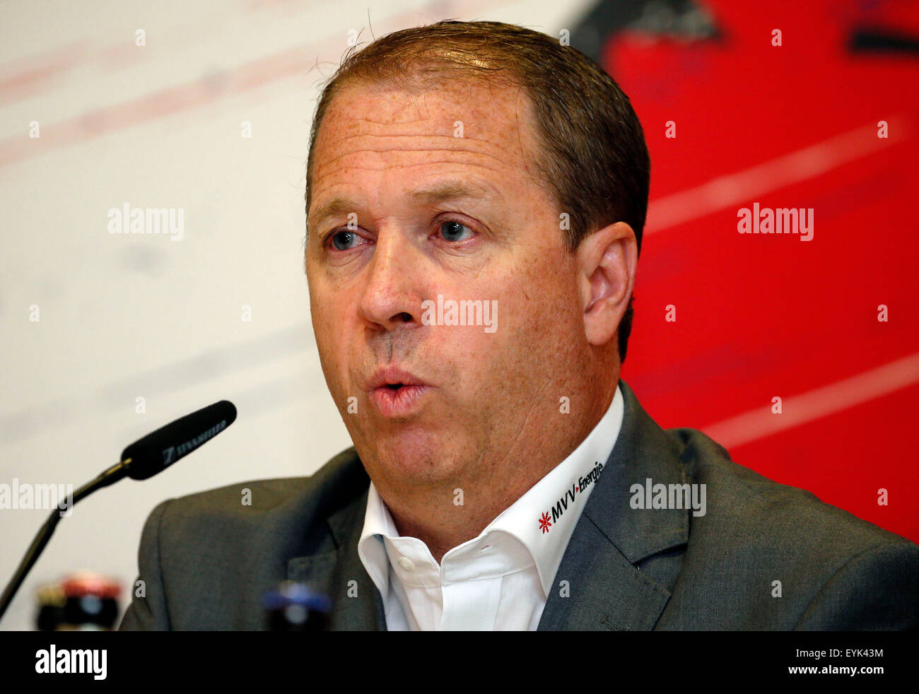 Greg Irlanda il nuovo pullman di tedesco del hockey su ghiaccio team Adler Mannheim, intervenendo a una conferenza stampa presso il SAP Arena di Mannheim, Germania, 31 luglio 2015. Foto: RONALD WITTEK/DPA Foto Stock