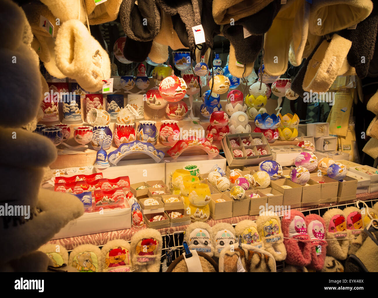 Pressione di stallo di mercato con decorazione di Natale. Il grande mercatino di Natale si trova sulla Piazza della Città Vecchia Foto Stock