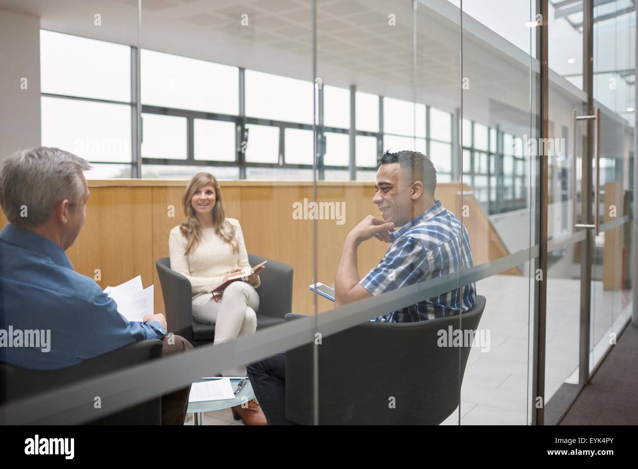 Imprenditori e donna alla riunione del team in sala conferenze Foto Stock